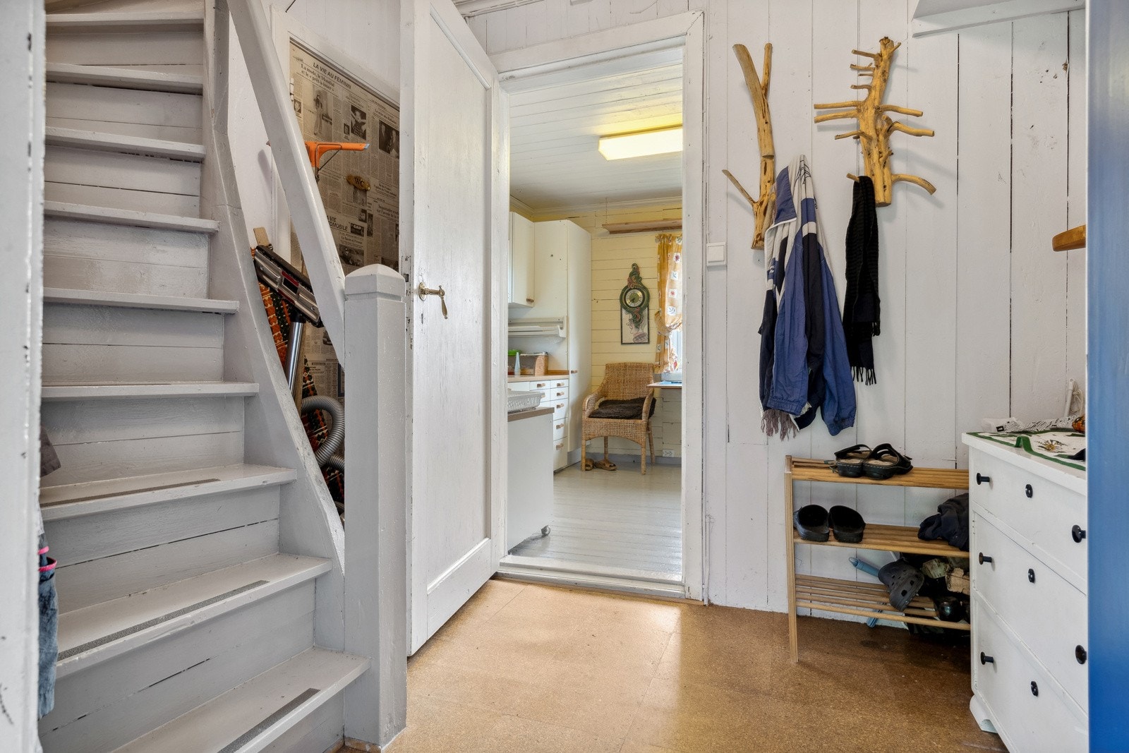 Entrè med garderobeskap og god plass til oppbevaring. Galleribilde