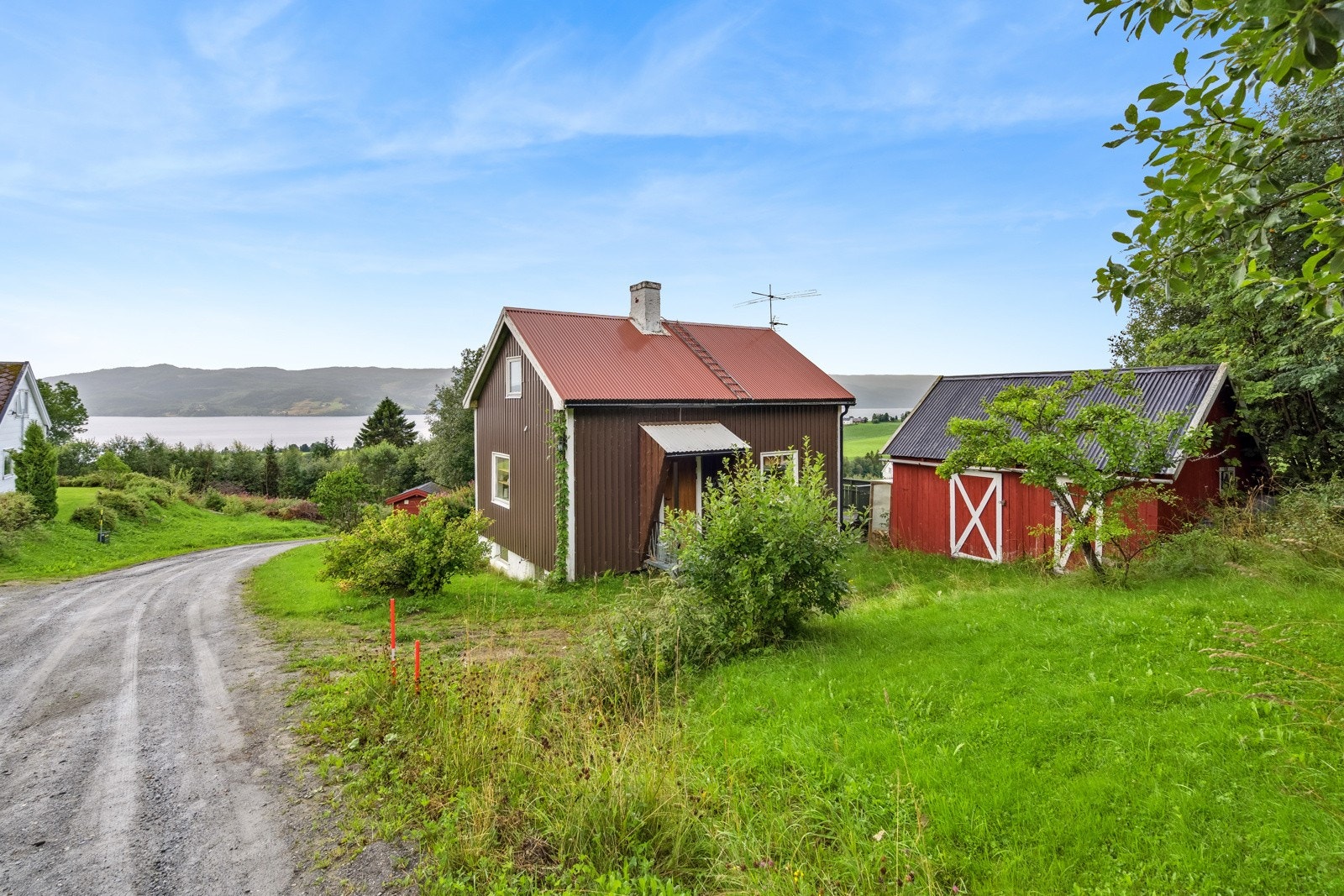 Velkommen til Monstrølia 62! En koselig og arealeffektiv enebolig med landlig beliggenhet på Selbustrand. Galleribilde