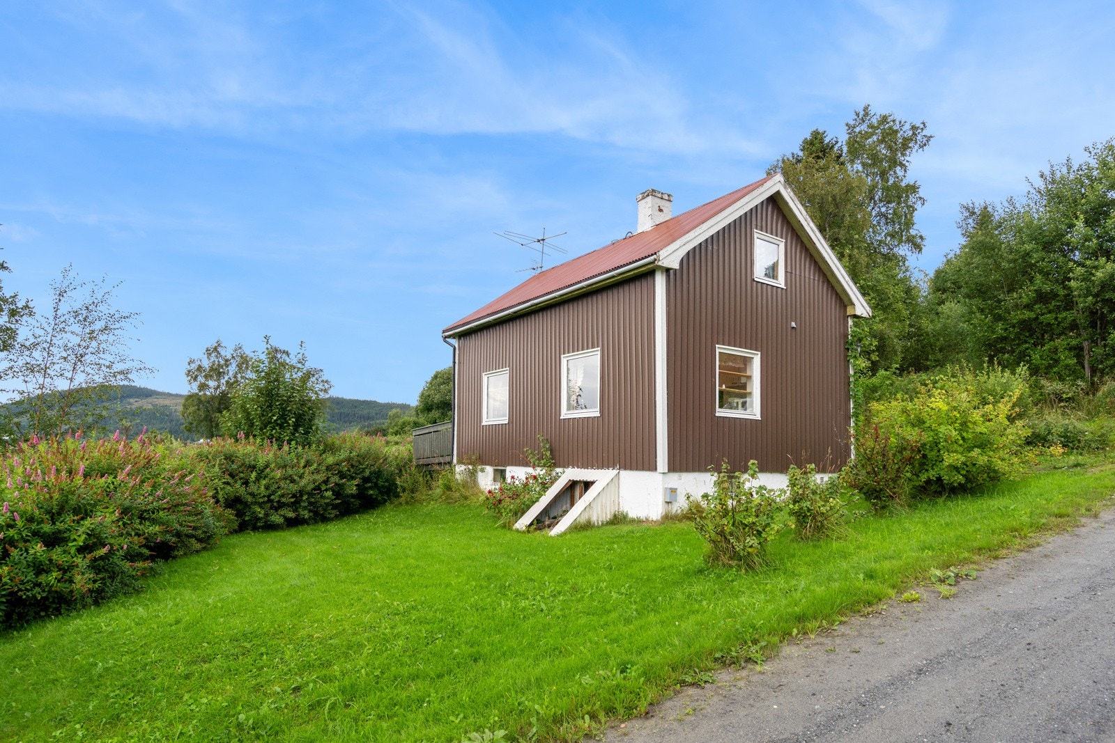 Eiendommen ligger landlig og tilbaketrukket til på Selbustrand. Galleribilde