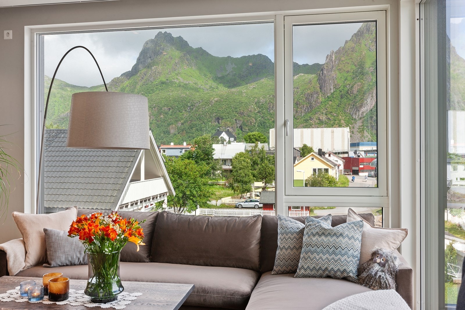 Fra stuevinduene har du en flott utsikt mot Svolværs majestetiske fjellformasjoner, slik som Blåtinden. Galleribilde