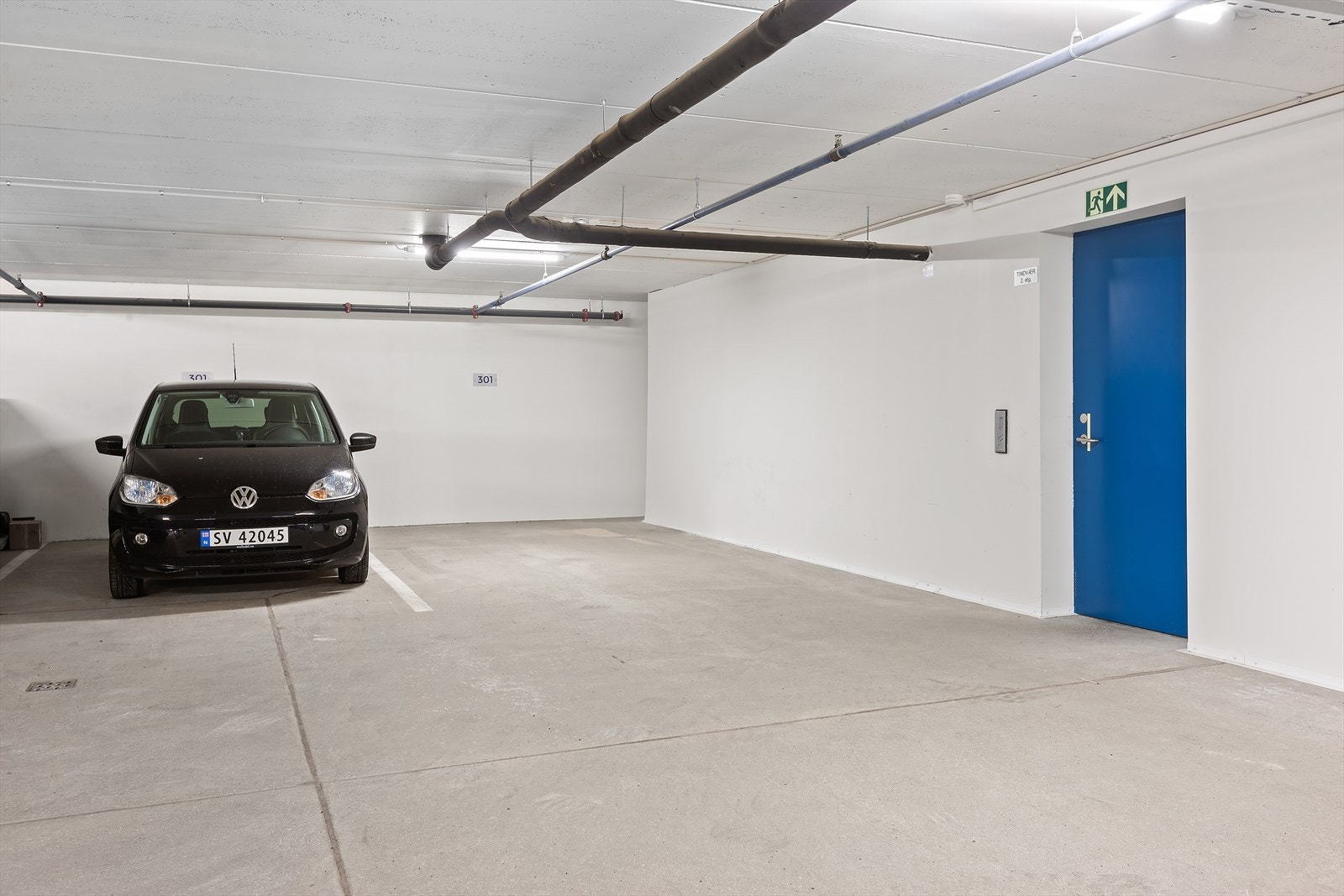 Med leiligheten følger to garasjeplasser i felles anlegg. Galleribilde