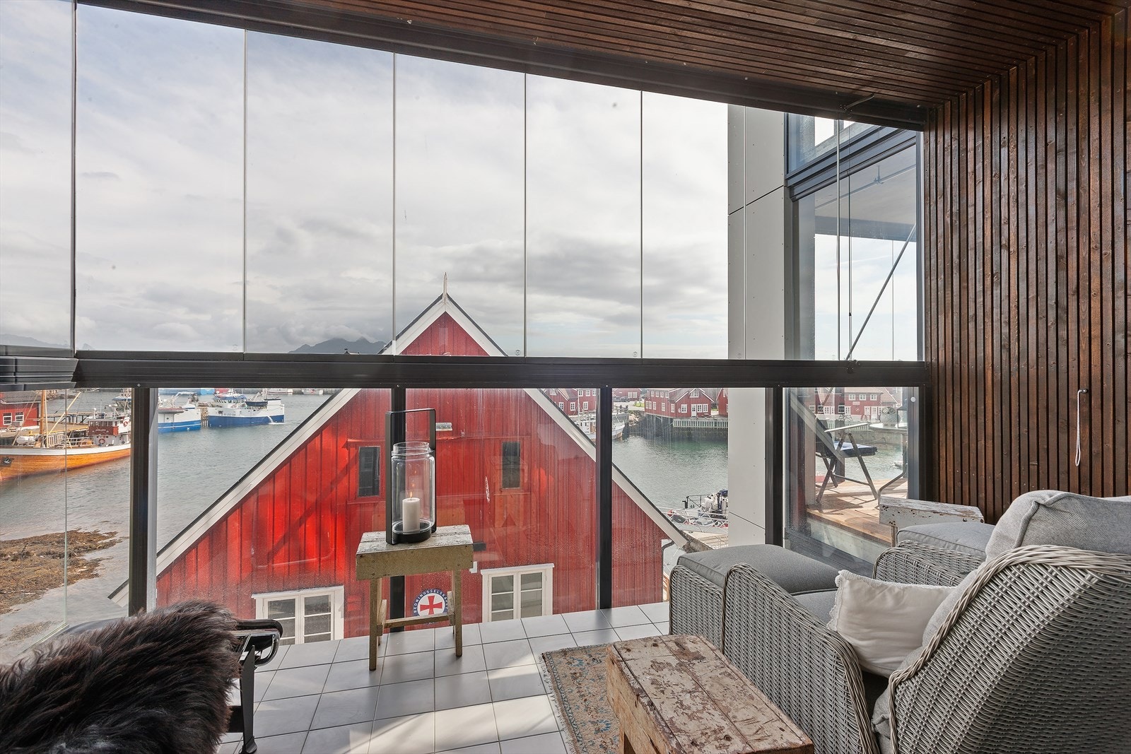 En av leilighetens fineste kvaliteter er en innglasset balkong som har en nydelig utsikt over havna. Galleribilde