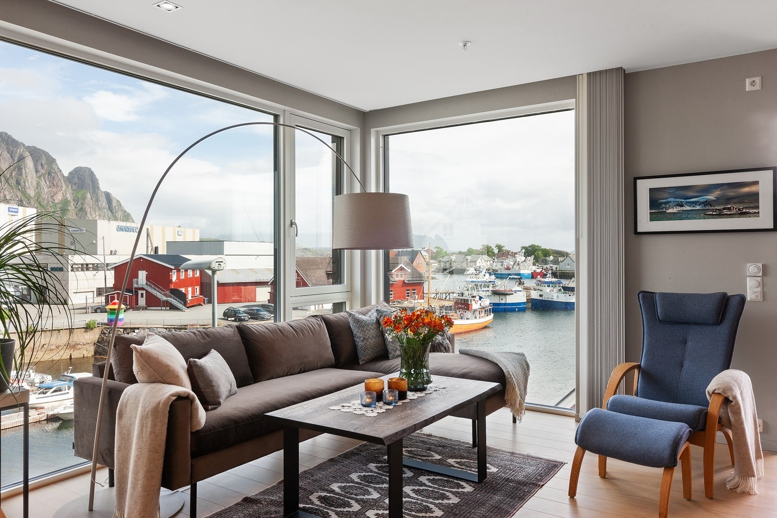 Legg særlig merke til den listefrie utførelsen i taket som gir en illusjon av en god takhøyde. Galleribilde