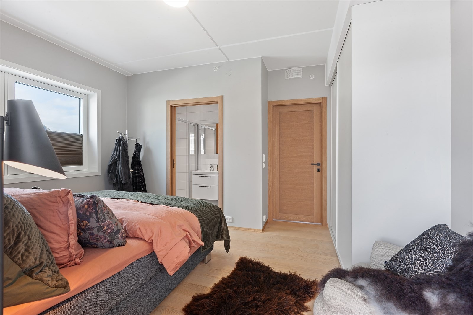 Herfra har du tilgang til ett av leilighetens to bad. Galleribilde