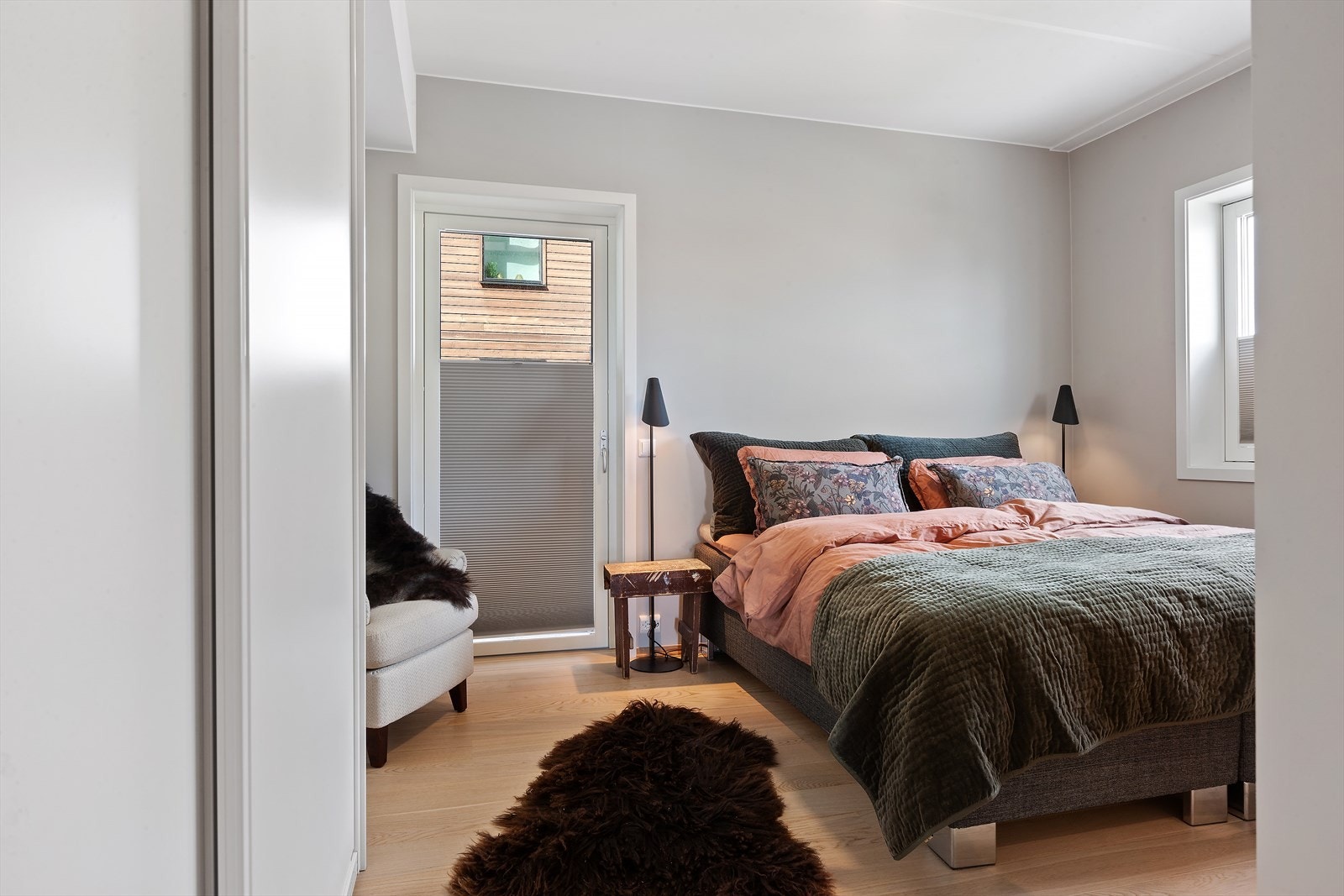 Hovedsoverommet har en praktisk garderobeløsning. Galleribilde