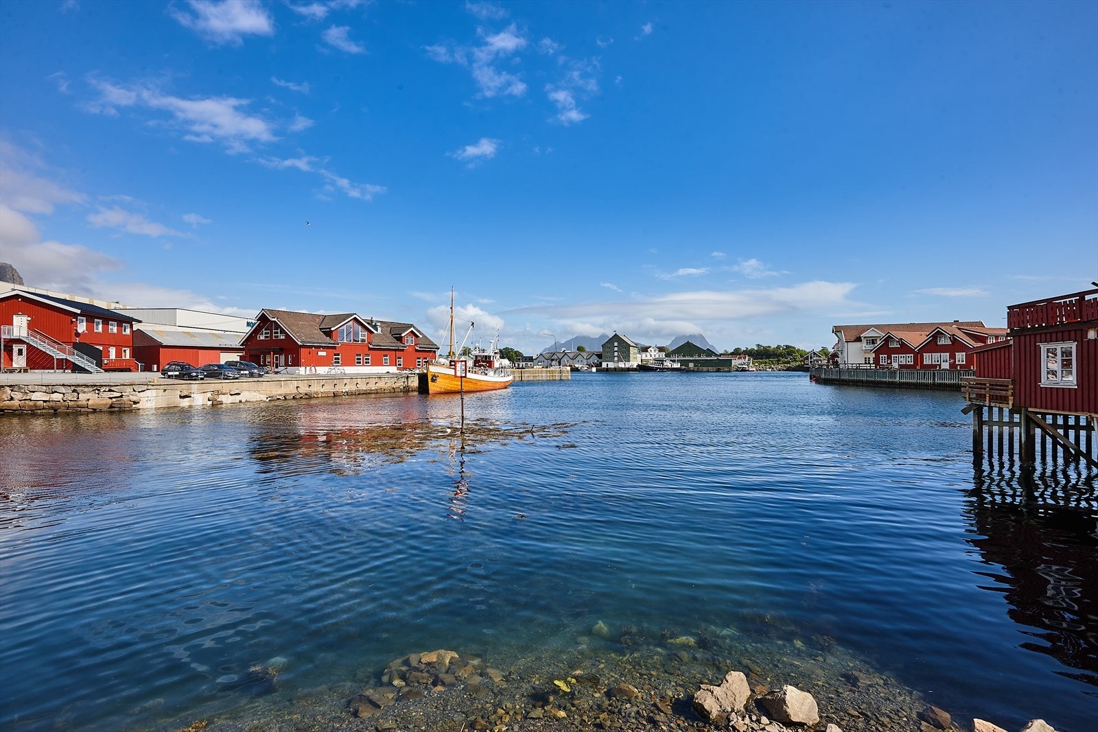 Fra leiligheten kan du spasere ned mot torget langs kaipromenaden. Galleribilde