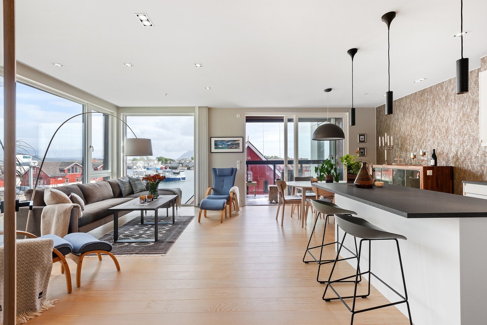 De store vinduene gir rommet rikelig med naturlig lys og lar deg nyte den flotte utsikten også innenfra. Galleribilde