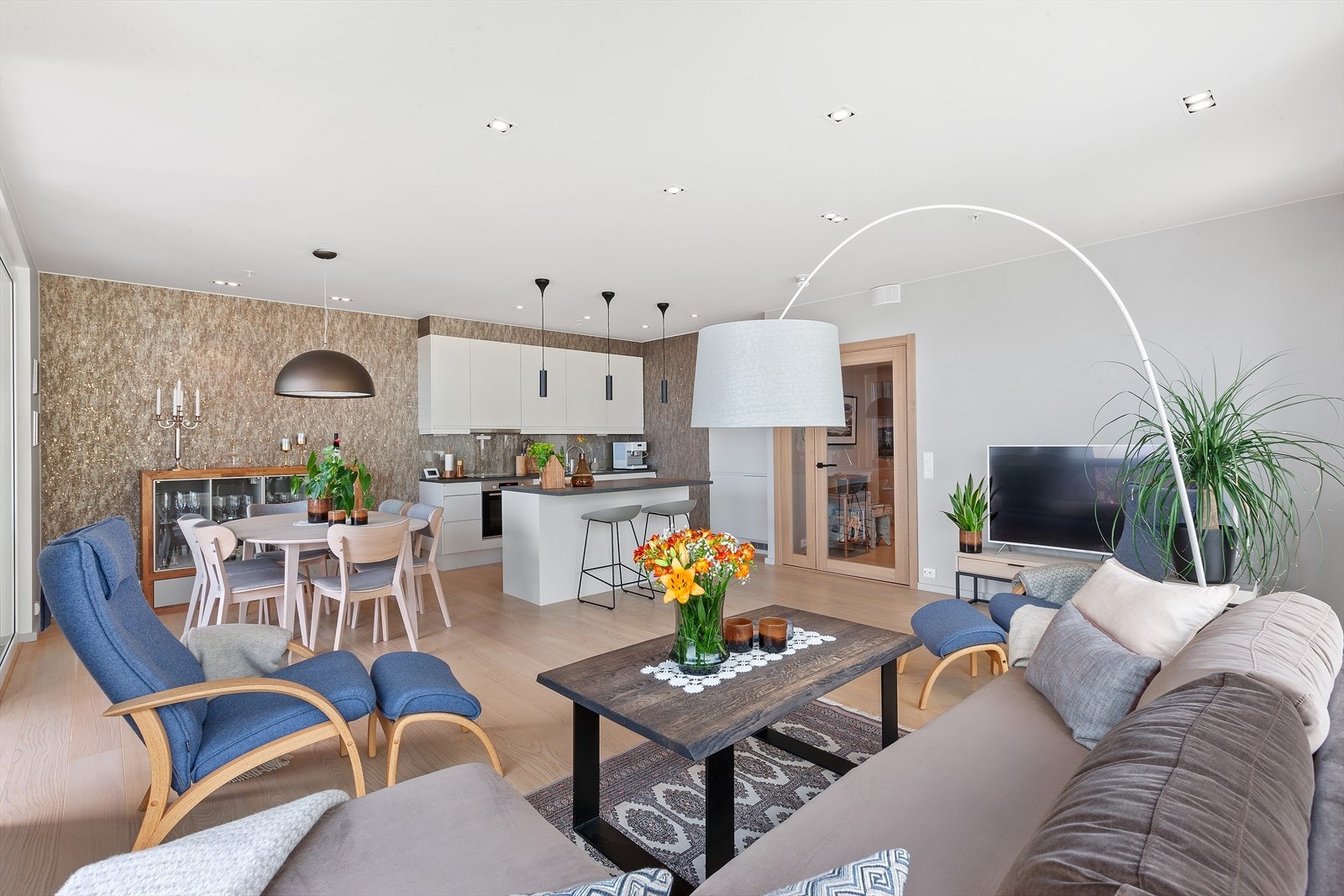 I stuen er det god belysning via spotter i taket. Galleribilde