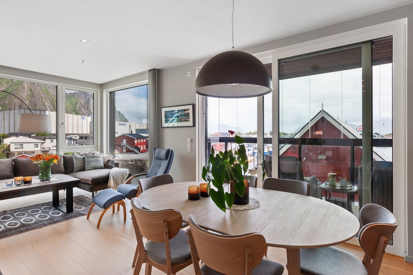 Det er gode møbleringsmuligheter med plass for både spisebord og sofagruppe. Galleribilde