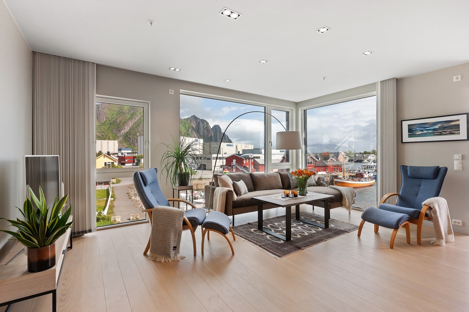 Stuen er pent innredet med en lun 1-stavs parkett på gulvet og moderne malte flater på veggene. Galleribilde