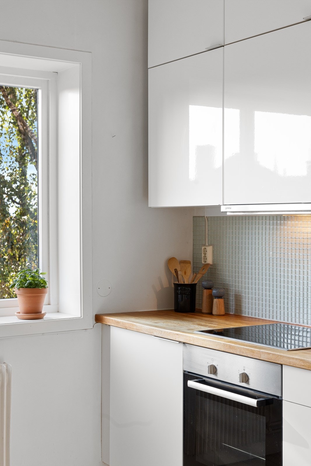Det er integrert stekeovn og platetopp med kullfiltervifte over stekesonen samt frittstående vaskemaskin og kjøl/fryseskap. Galleribilde