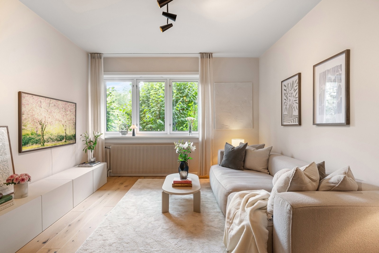 En rålekker 3-roms selveierleilighet som fremstår moderne og kvalitetsrik, helt fri for innsyn. Galleribilde