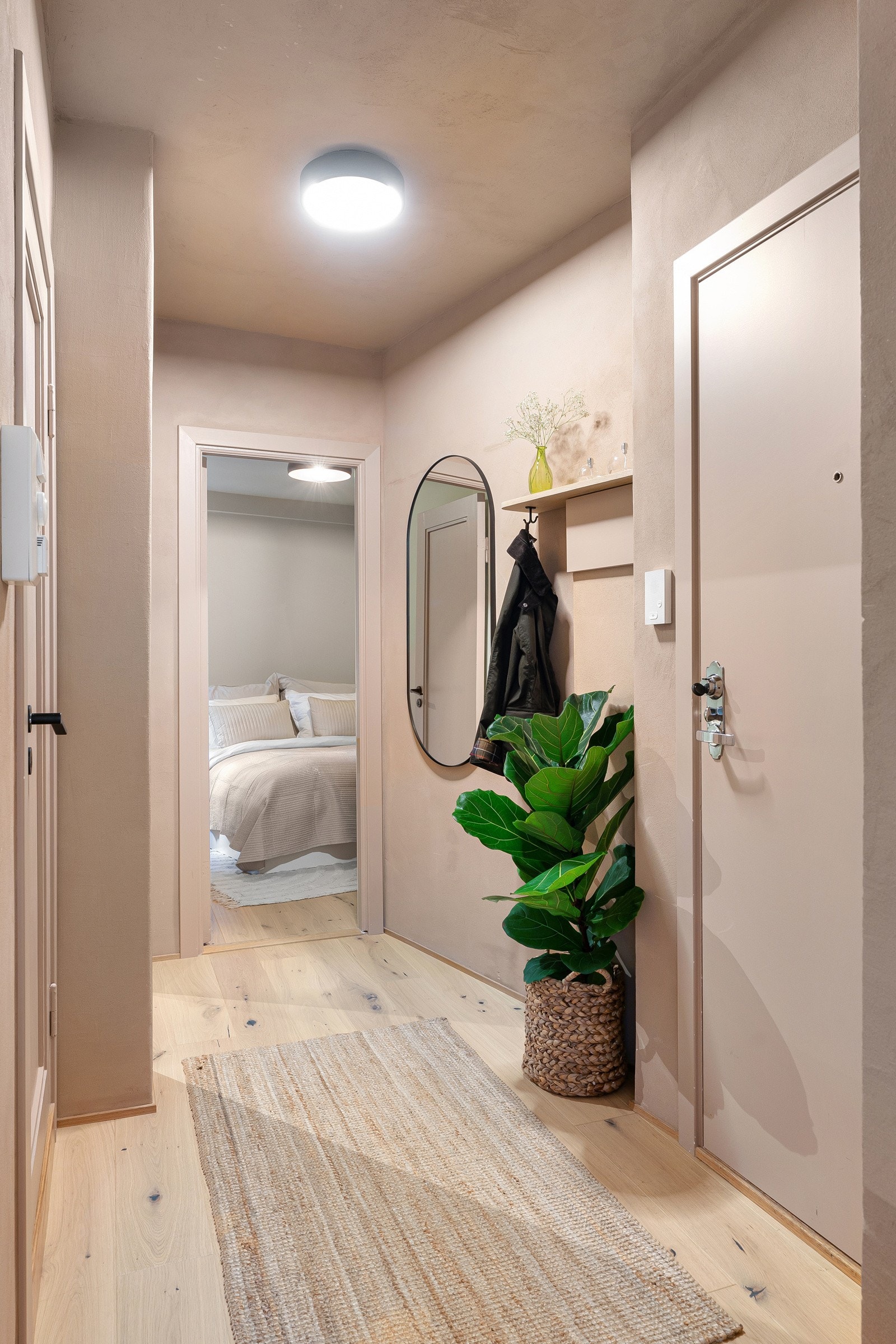 Velkommen inn! Inngangen har rom til ulike entréemøbler og det er ekstra lagringsplass i to medfølgende boder. Galleribilde