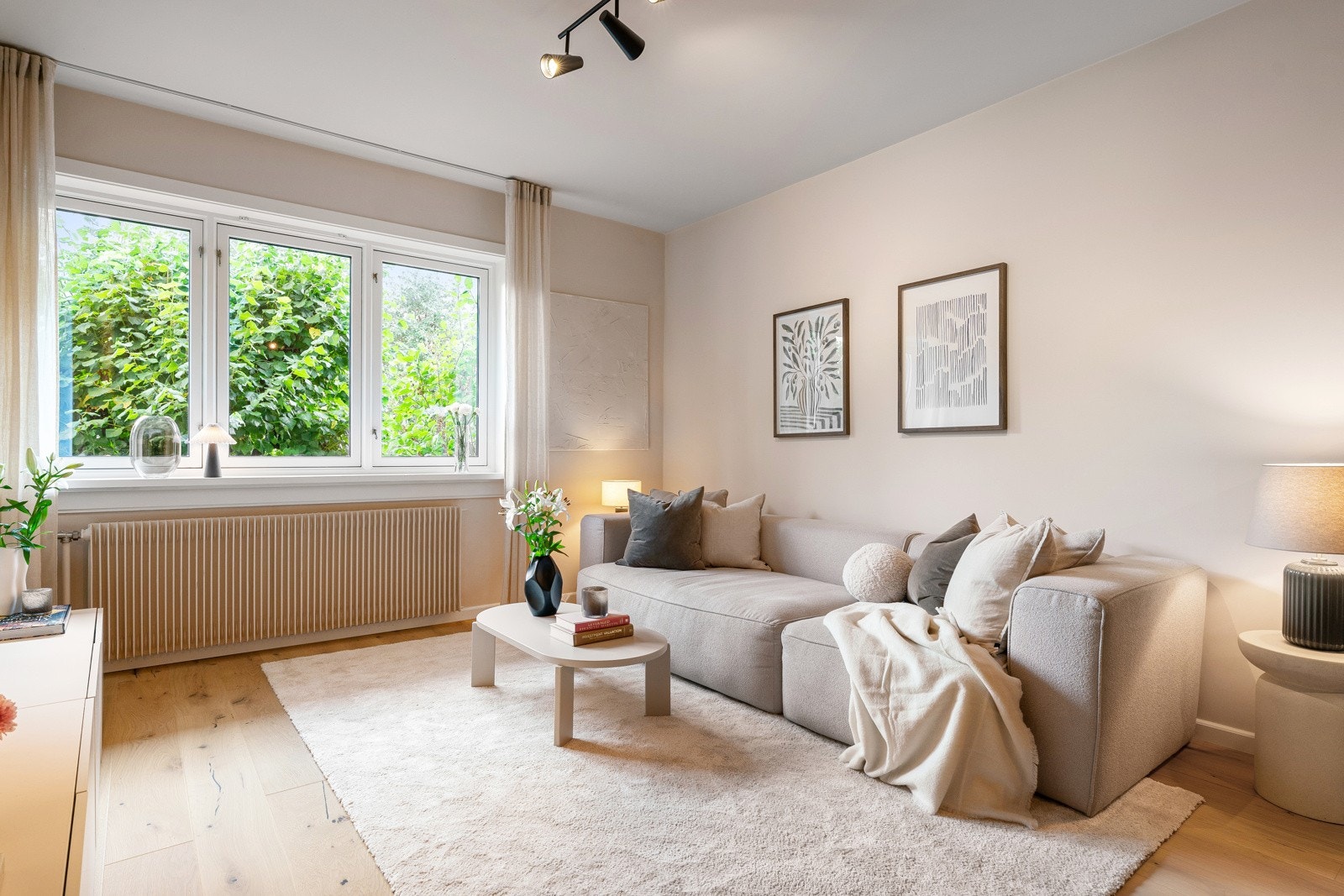 Rommet får godt med naturlig lysinnslipp via tre store vindusposter. Galleribilde