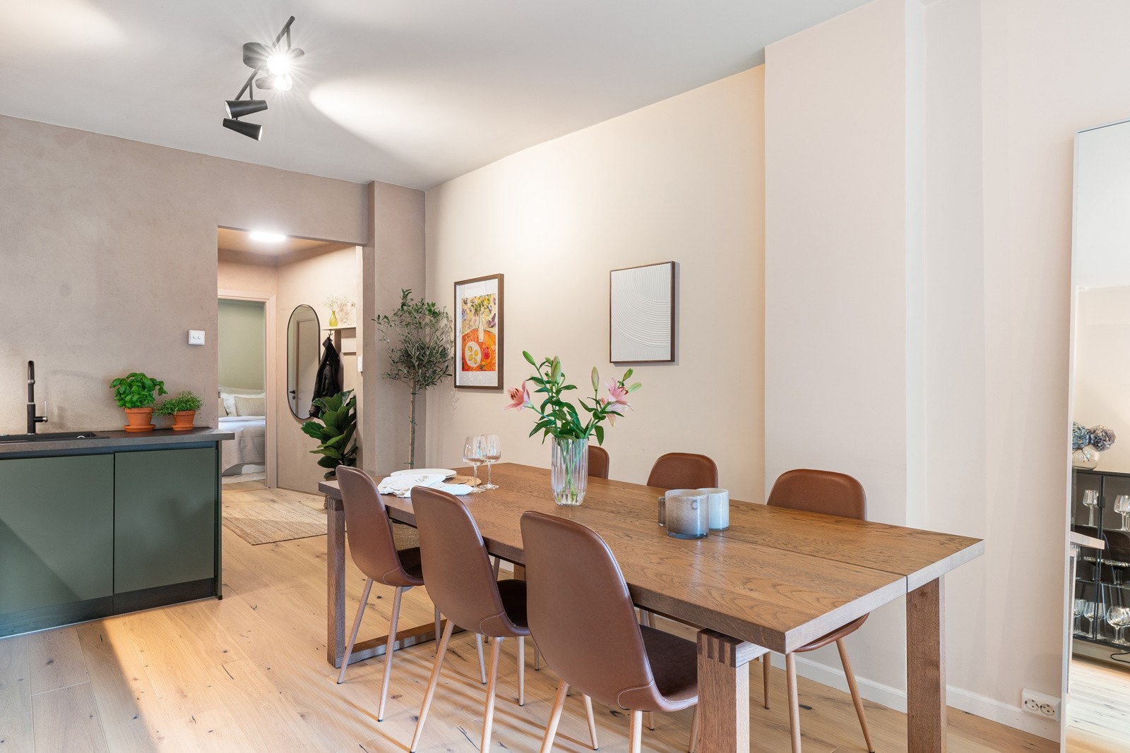 God plass til langbord i tilknytning til det moderne kjøkkenet. Galleribilde