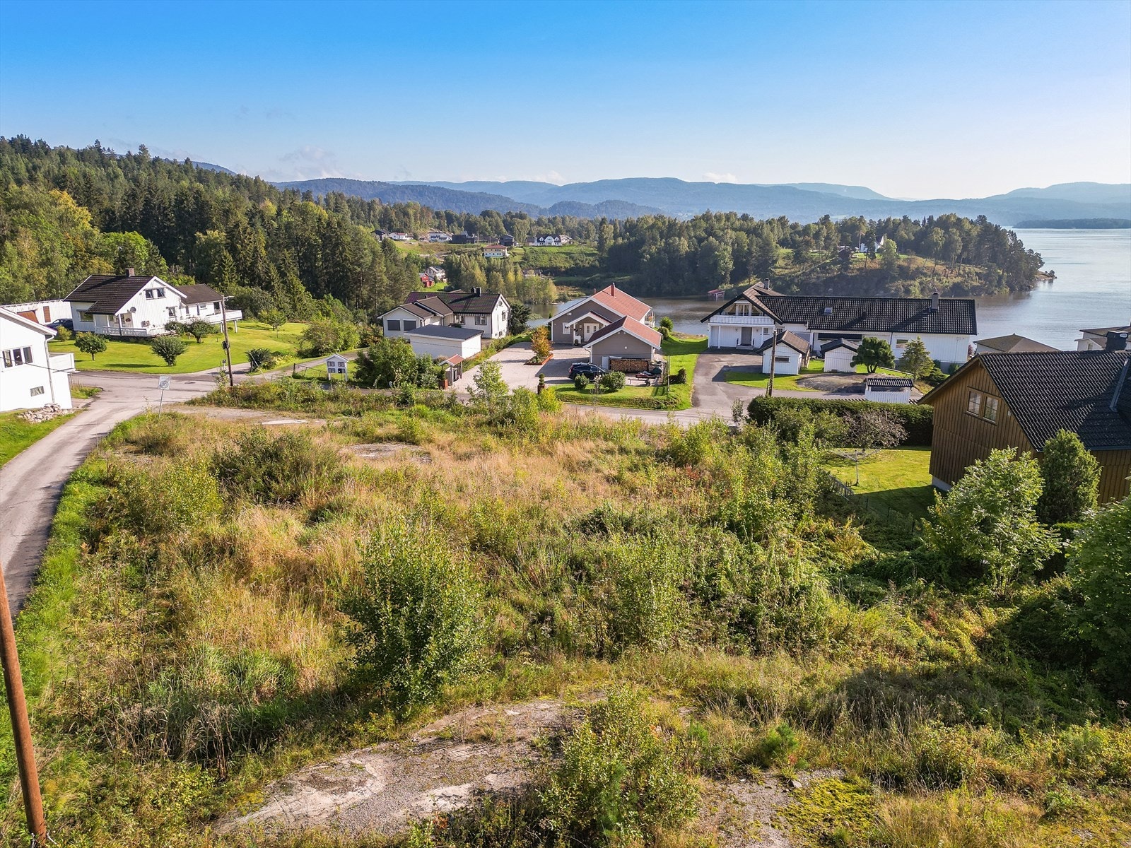 Tomta ligger fint til i krysset mellom Romnes- og Kastevegen og tilhører et attraktivt boligområde. Galleribilde