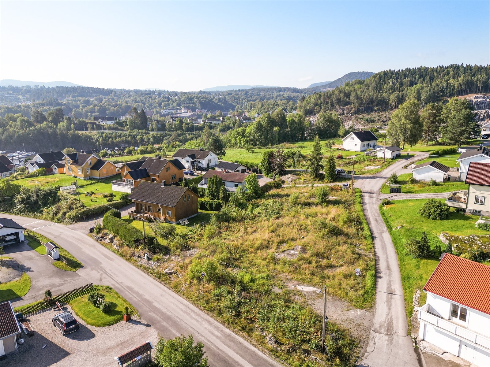 Kort veg til barnehage, barneskole, ungdomsskole og videregående. Flotte friluftsområder og fritidstilbud i nærområdet. Galleribilde
