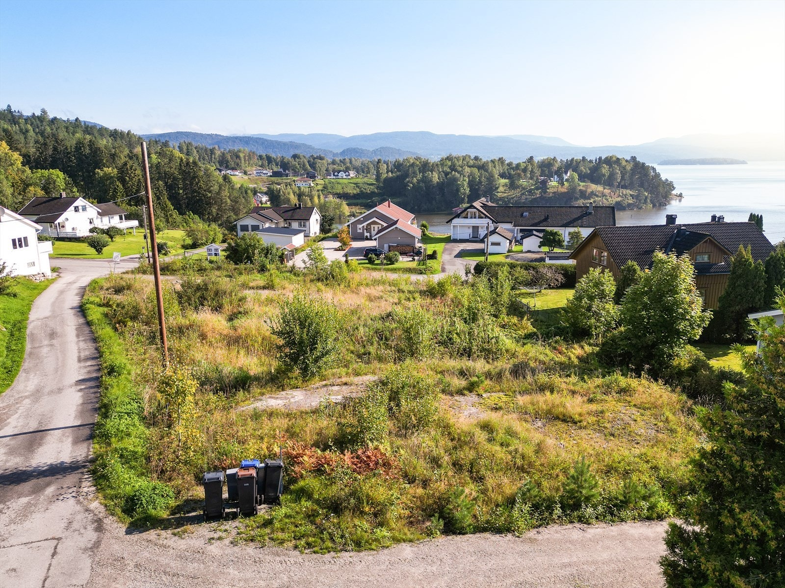 Eiendommen selges slik den står per i dag med den vegetasjon som måtte være på eiendommen. Galleribilde