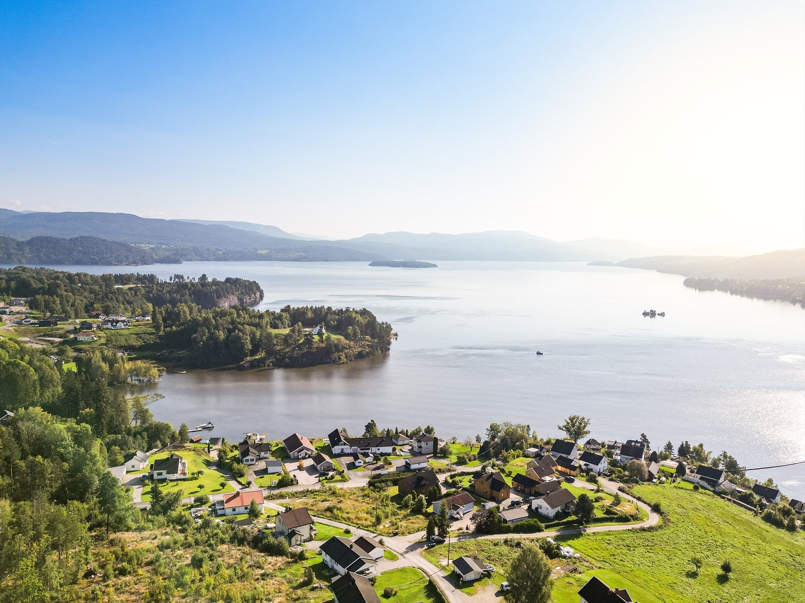 Norsjø ligger lett tilgjengelig med badestrand og bryggeanlegg som sommerstid tilbyr yrende båt- og badeliv. Galleribilde