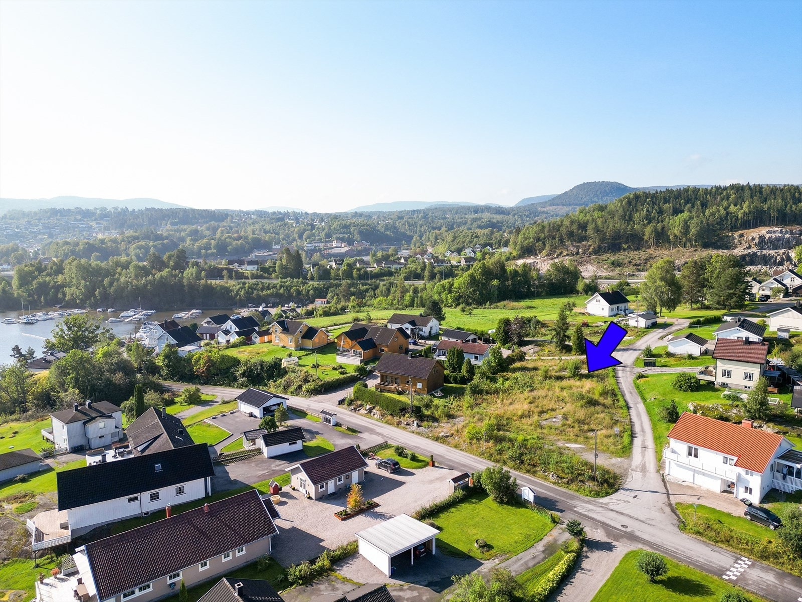 Eiet naturtomt på 1453.3 m2 med utsikt mot Norsjø. Galleribilde