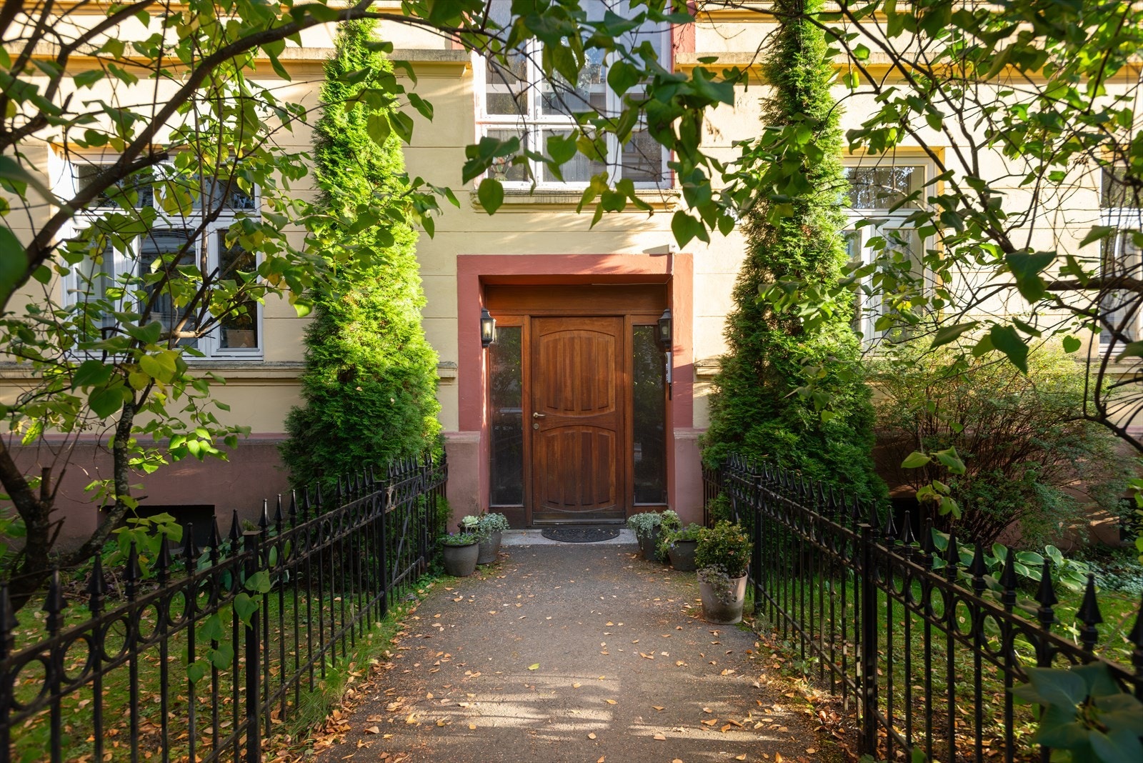 Hyggelig inngangsparti som ønsker deg velkommen inn. Galleribilde