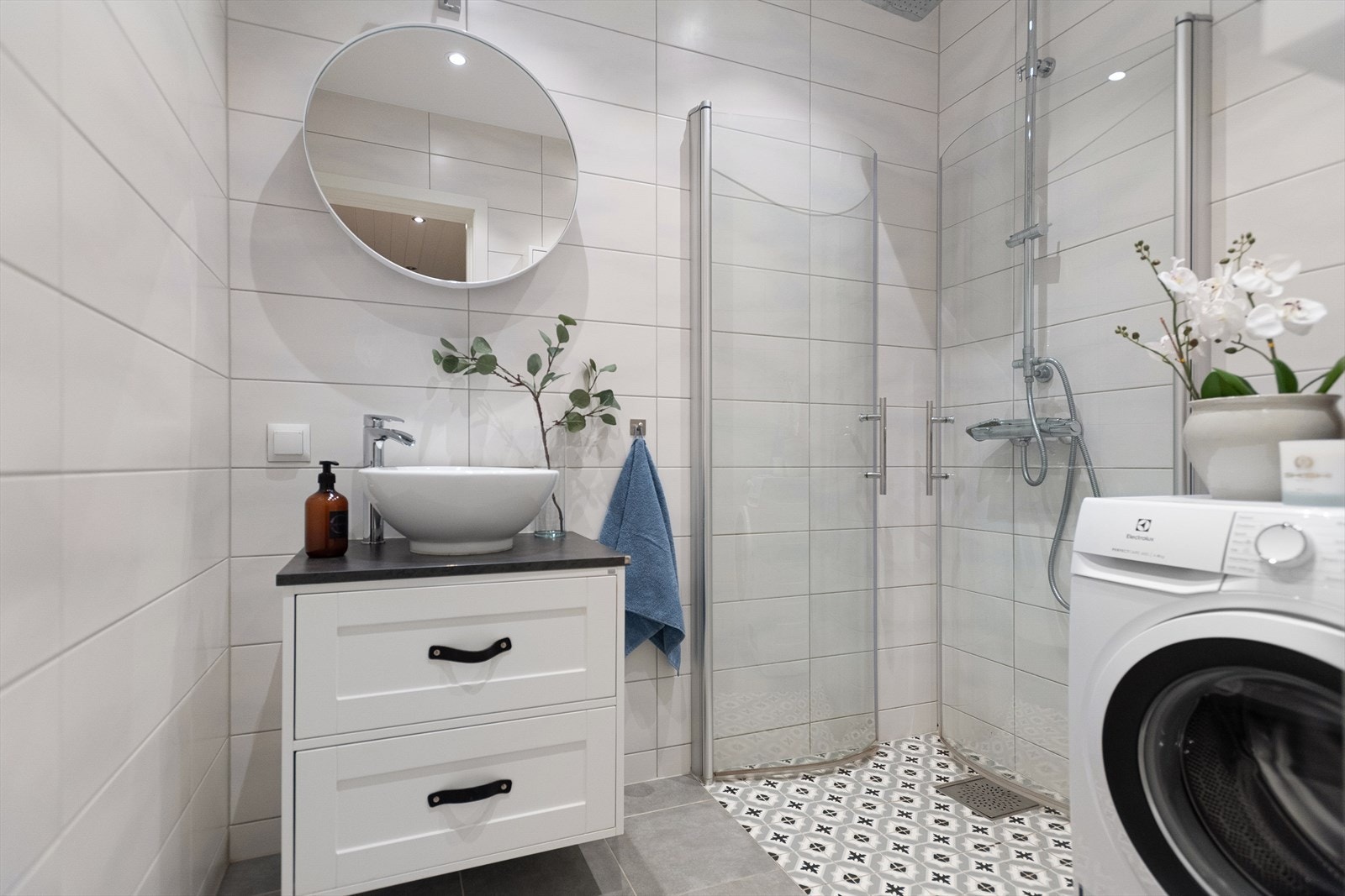 Helfliset bad med varmekabler i gulv og opplegg for vaskemaskin. Galleribilde