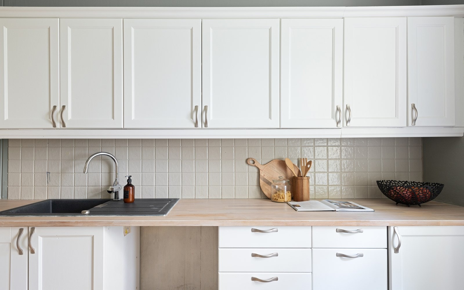 Det er integrert kjøl/fryseskap, stekeovn og platetopp. Varmtvannsbereder er montert i benkeskap. Galleribilde