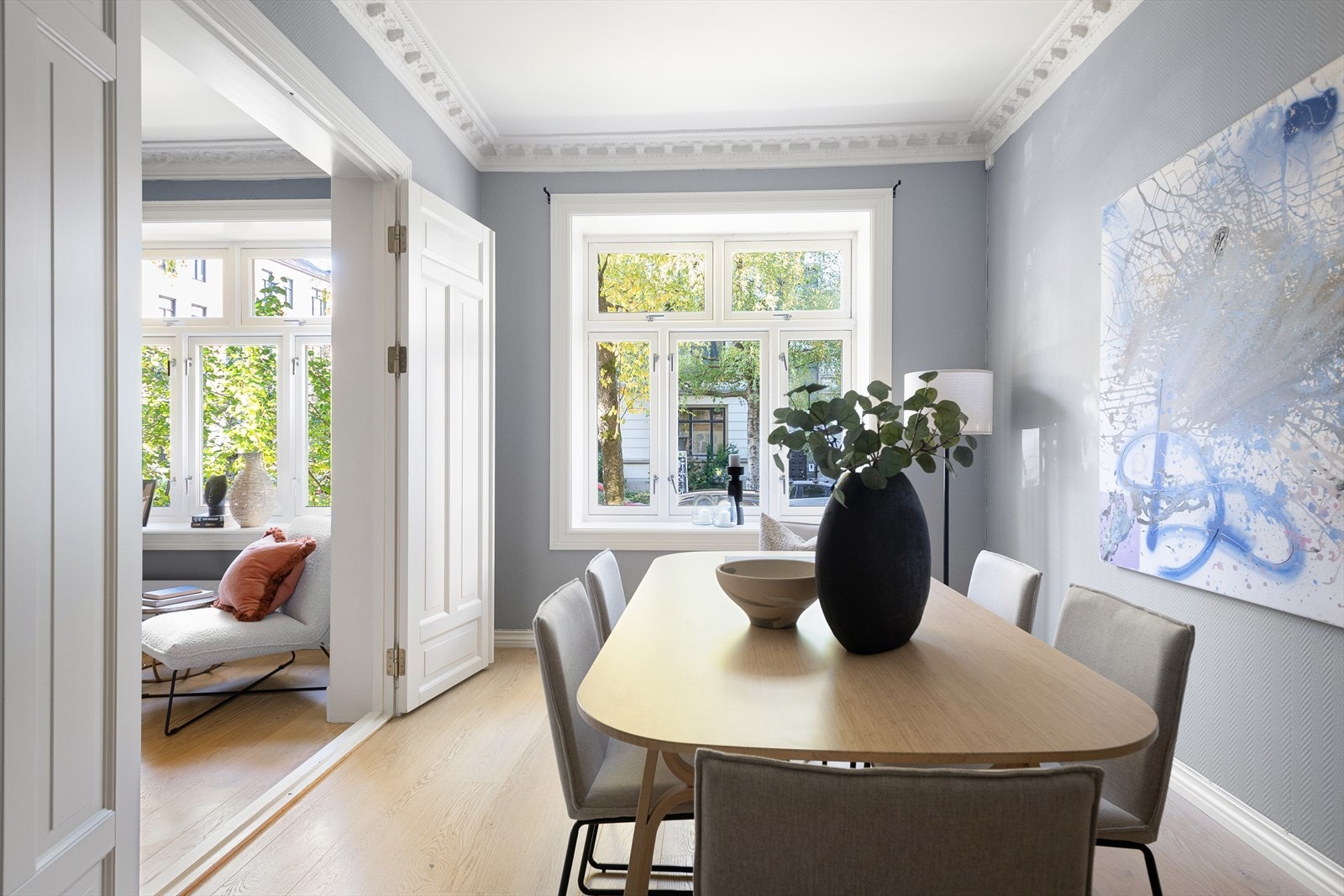 Store vindusflater med et hyggelig utsyn til grønt areal. Galleribilde