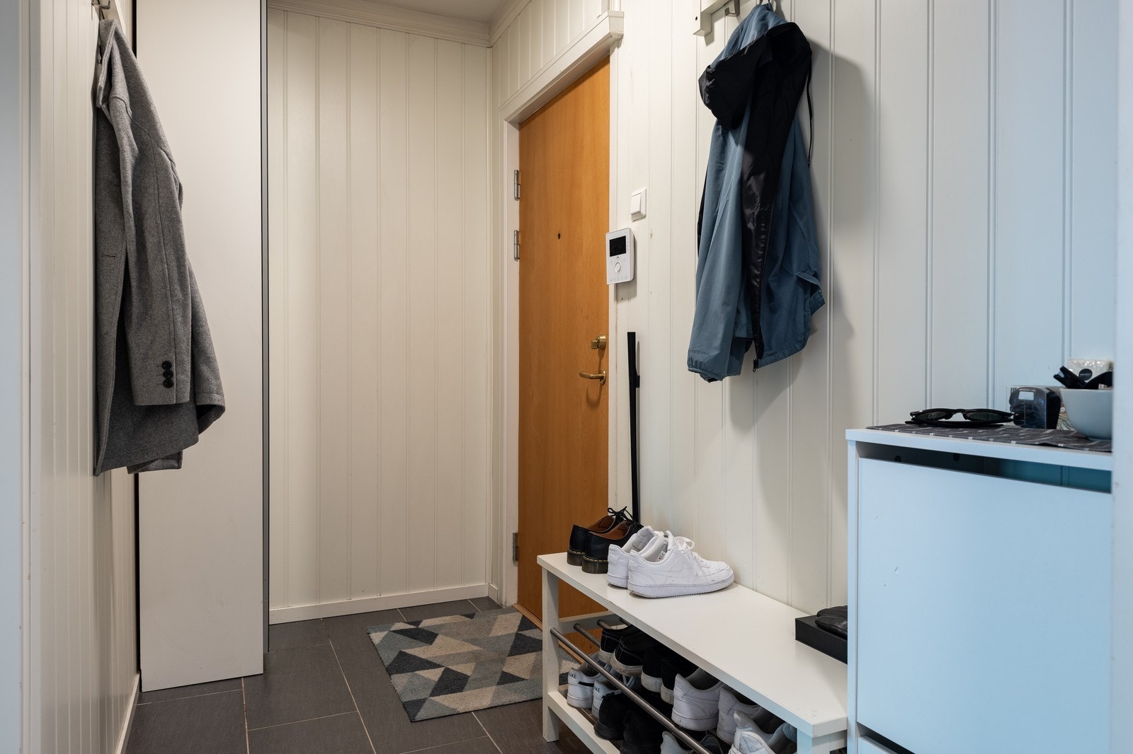Flislagt entré med garderobeskap Galleribilde