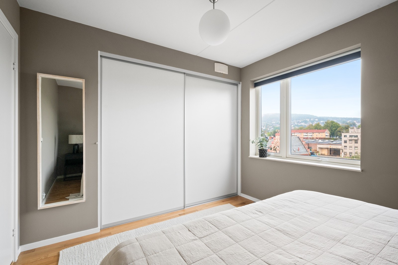 Svært gode oppbevaringsmuligheter i stor skyvedørsgarderobe. Galleribilde