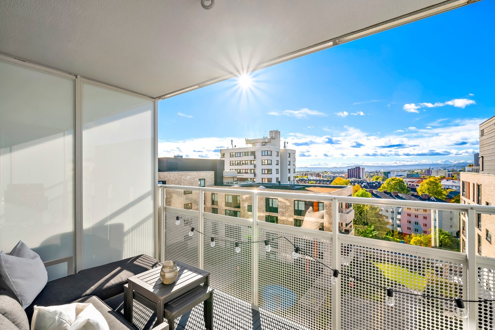 Balkongen er sydvestvendt med gode sol- og utsiktsforhold. Galleribilde