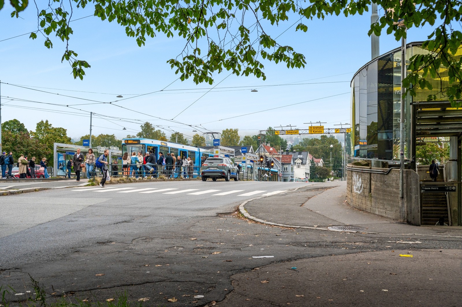 To T-banestasjoner, fire trikkelinjer, flere busslinjer og togstasjon i umiddelbar nærhet, gjør det enkelt å la bilen stå. Galleribilde