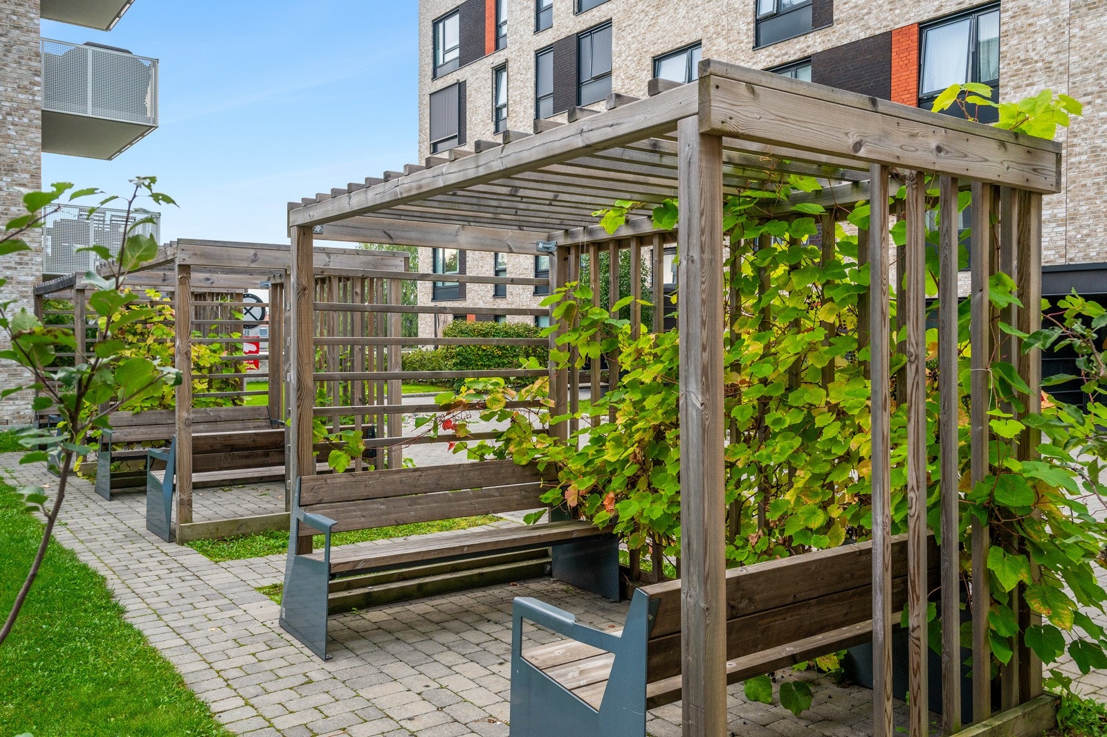 Leiligheten åpner seg mot store, sammenhengende grøntområder med gang- og sykkelstier, og en enestående utsikt over byen. Galleribilde