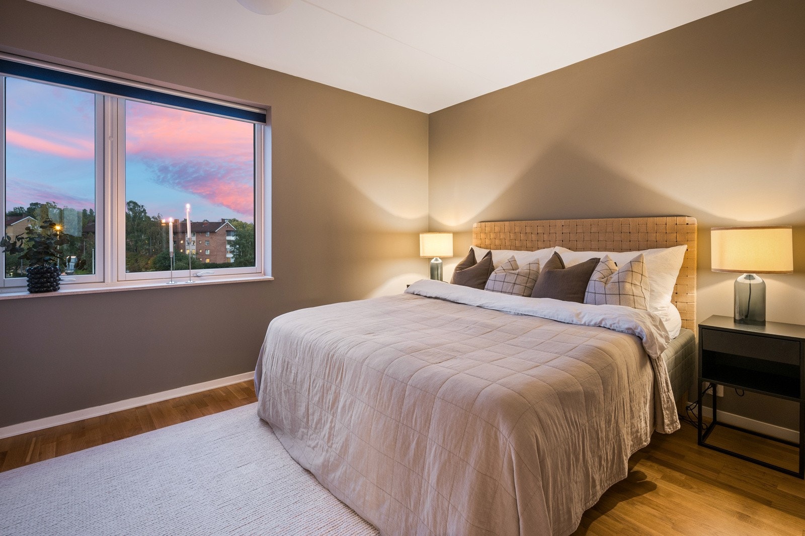 Svalt og romslig soverom med god plass til stor dobbeltseng og nattbord. Galleribilde