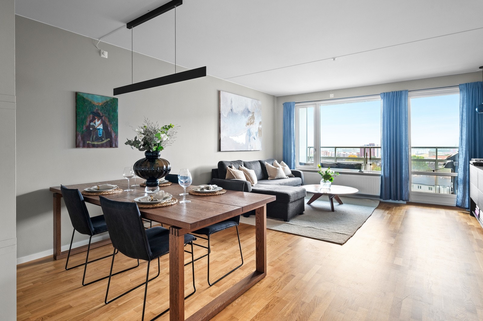 Store vindusflater slipper inn rikelig med dagslys. Galleribilde