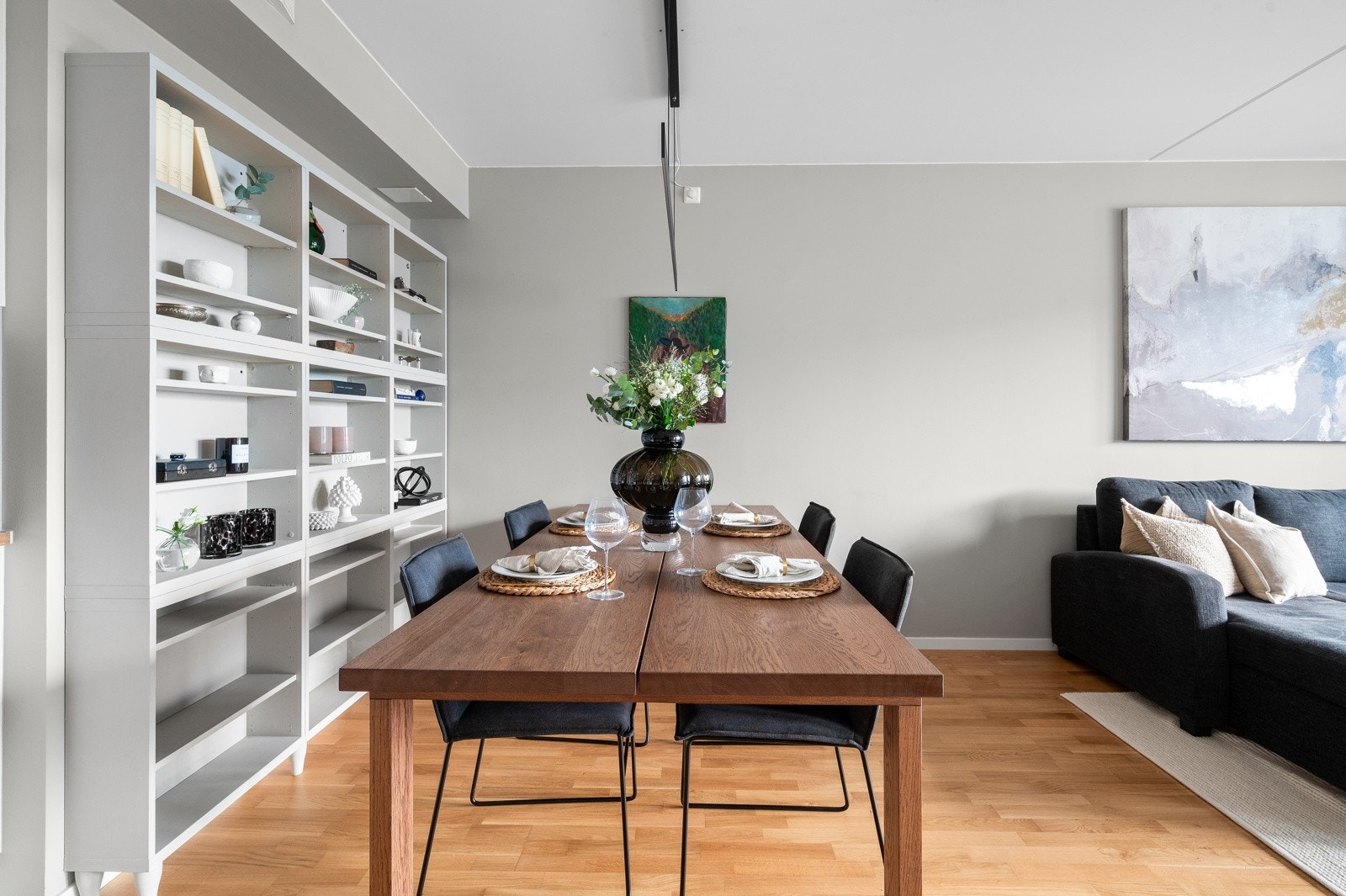 God soneinndelig og velegnet plass til stor spisebordsgruppe. Galleribilde