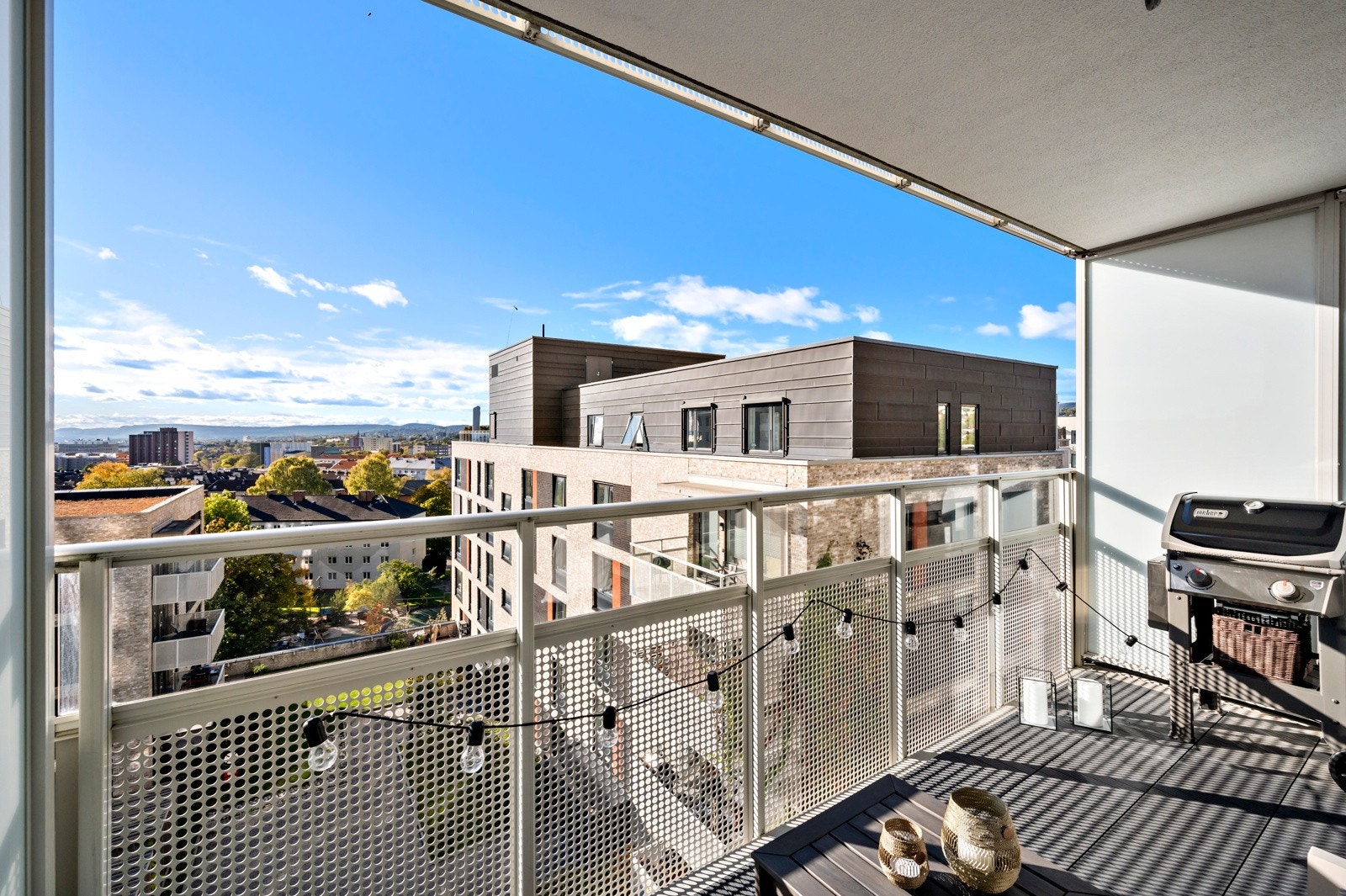 Balkongen er ca. 9 kvm. med god plass til utemøblement og grill. Galleribilde