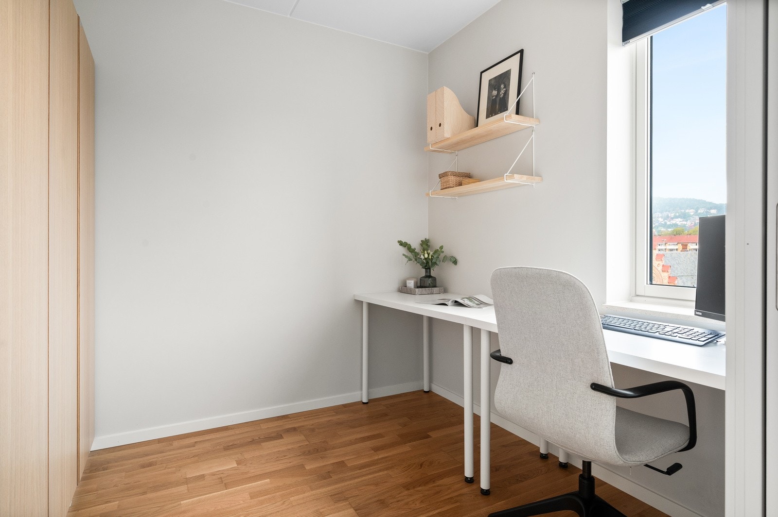 Praktisk og romslig rom med direkte adkomst fra soverom II. Galleribilde