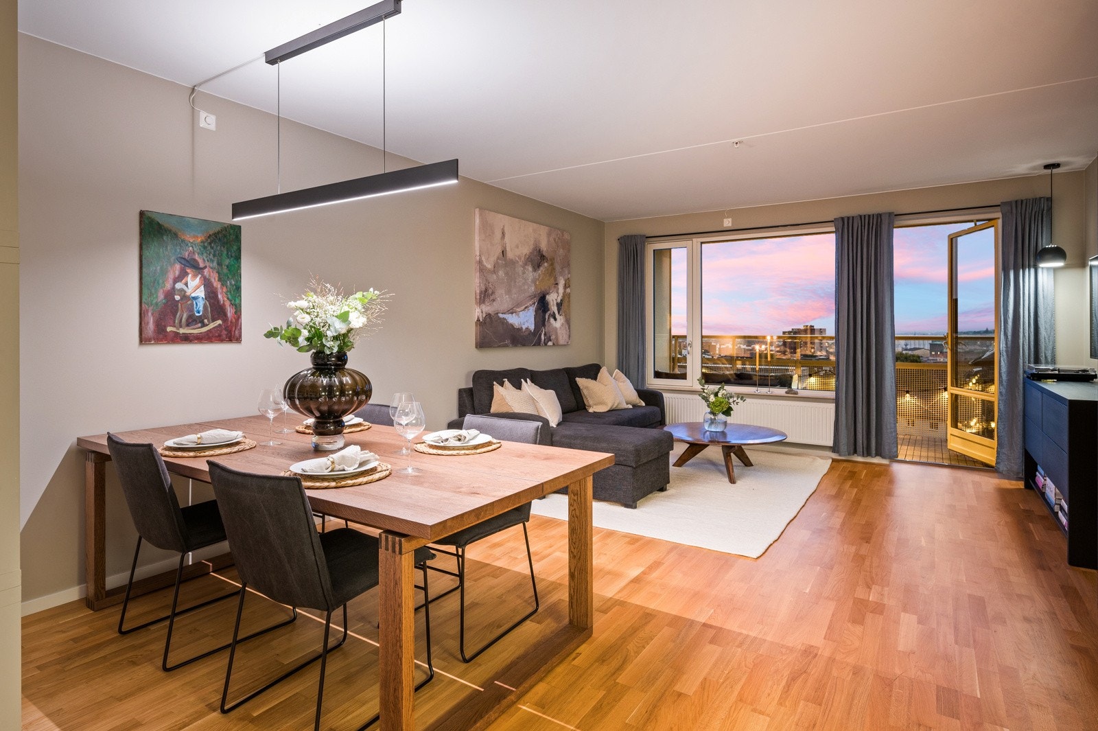 Boligen er gjennomgående og fremstår som lys og luftig. Galleribilde