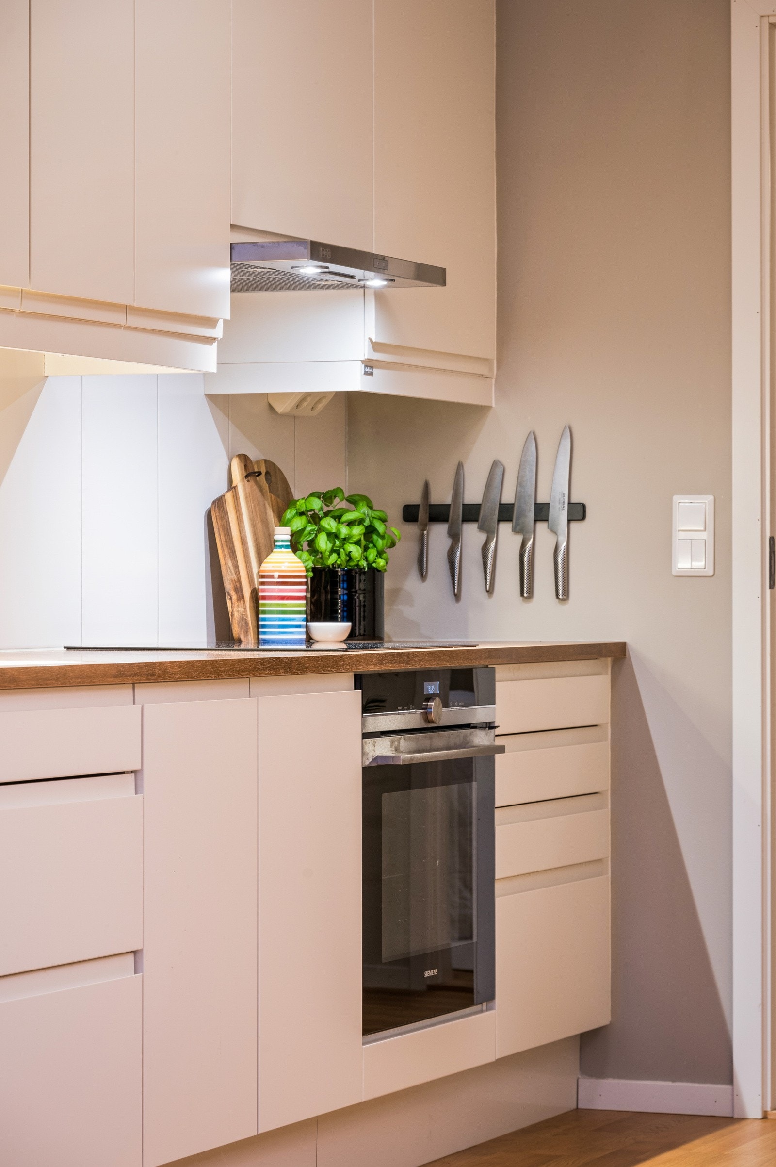 Kjøkkenet er utstyrt med komfyrvakt. Belysning over benk, automatisk vannstopp-ventil. Galleribilde