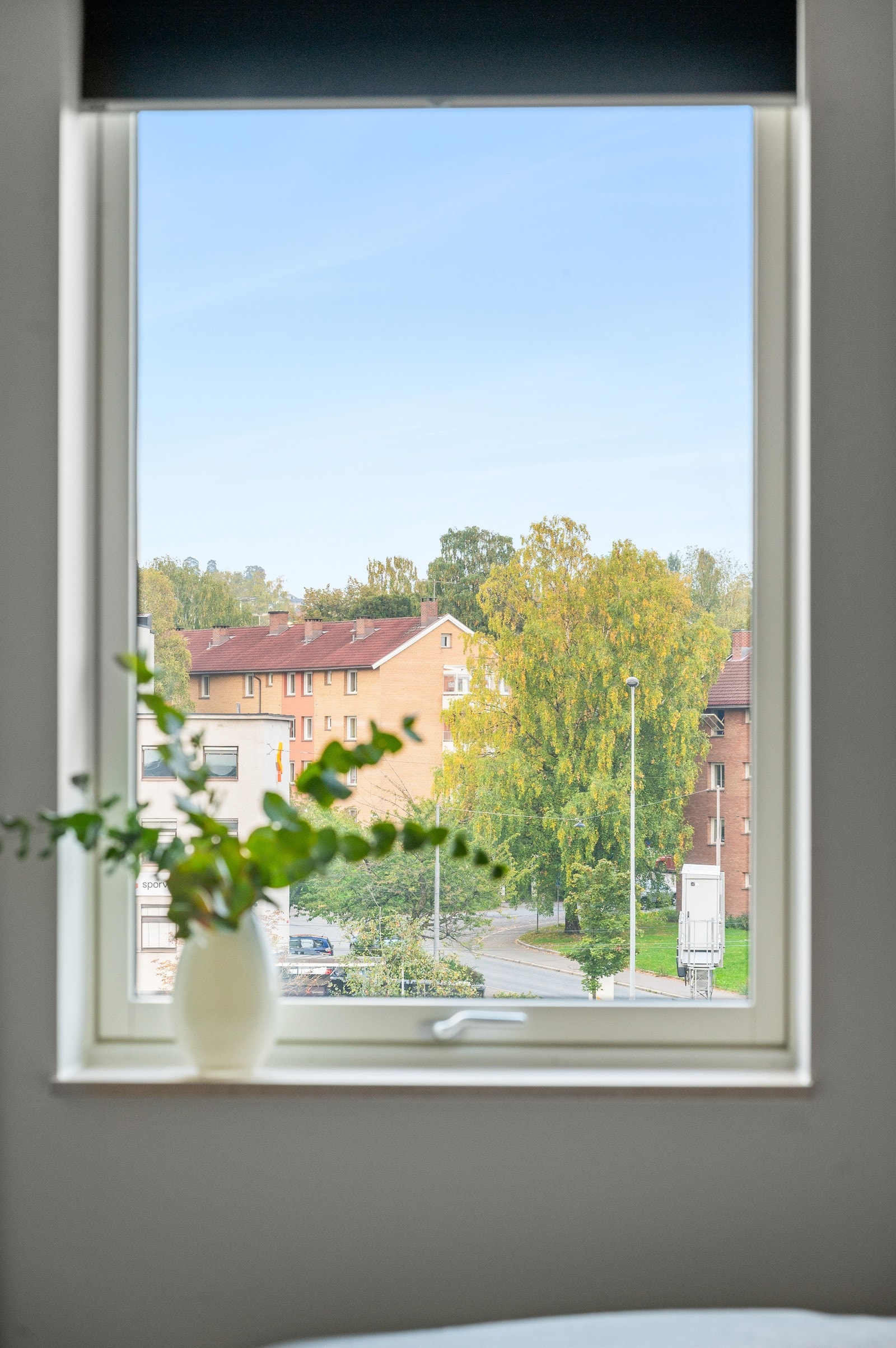 Utsikt mot Grefsekollen fra soveromsvindu. Galleribilde