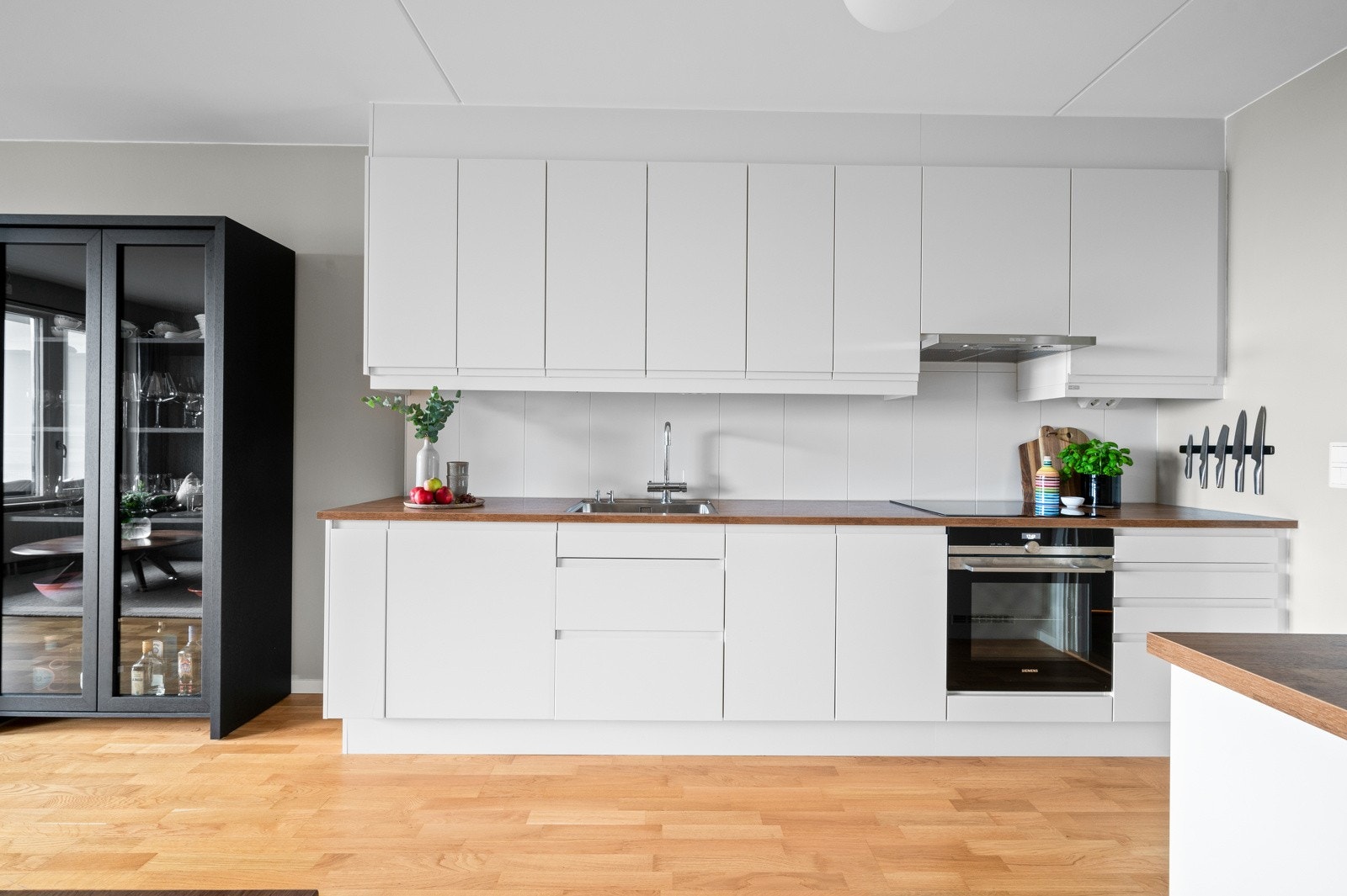 Kjøkkenet har rikelig med skap- og benkeplass. Galleribilde