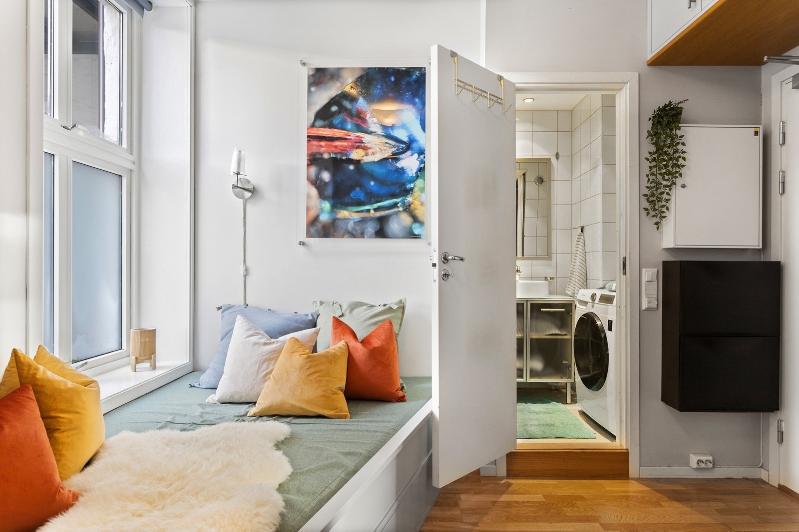 Praktisk fastmontert seng ved vinduet med skuffer under sengen for oppbevaring. Galleribilde