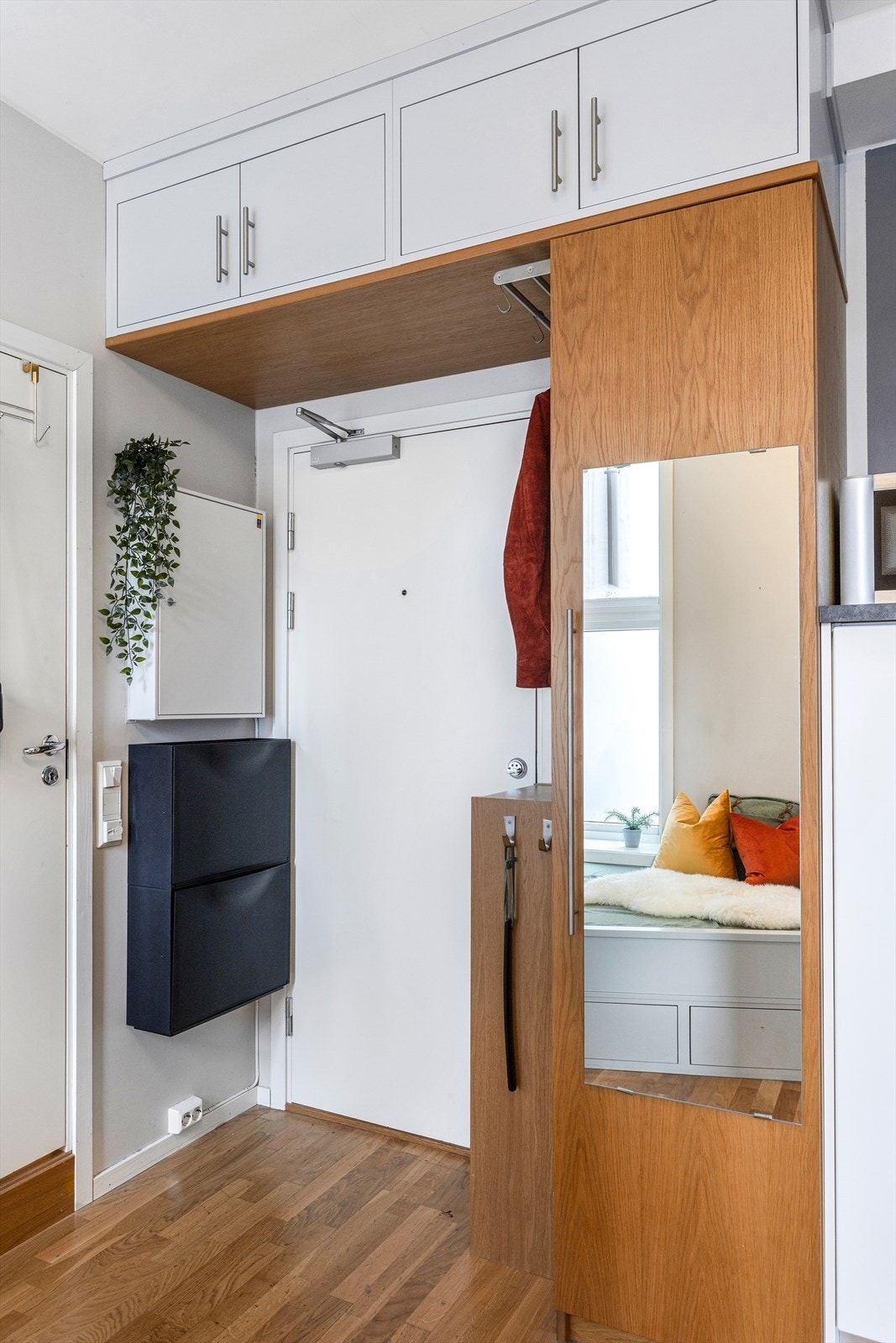 Inngangsparti med plass til å henge fra seg ytterklær og sette fra seg sko. Galleribilde