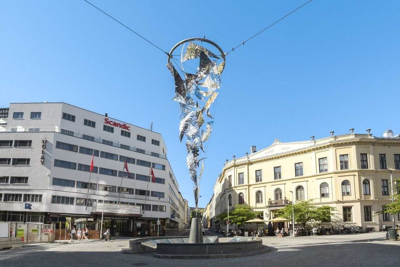St. Olavs Plass. I Keysers gate 4 bor du i en rolig enveiskjørt gate, samtidig som du befinner deg midt i Oslo sentrum med alt av byens fasiliteter rett rundt hjørnet. Galleribilde