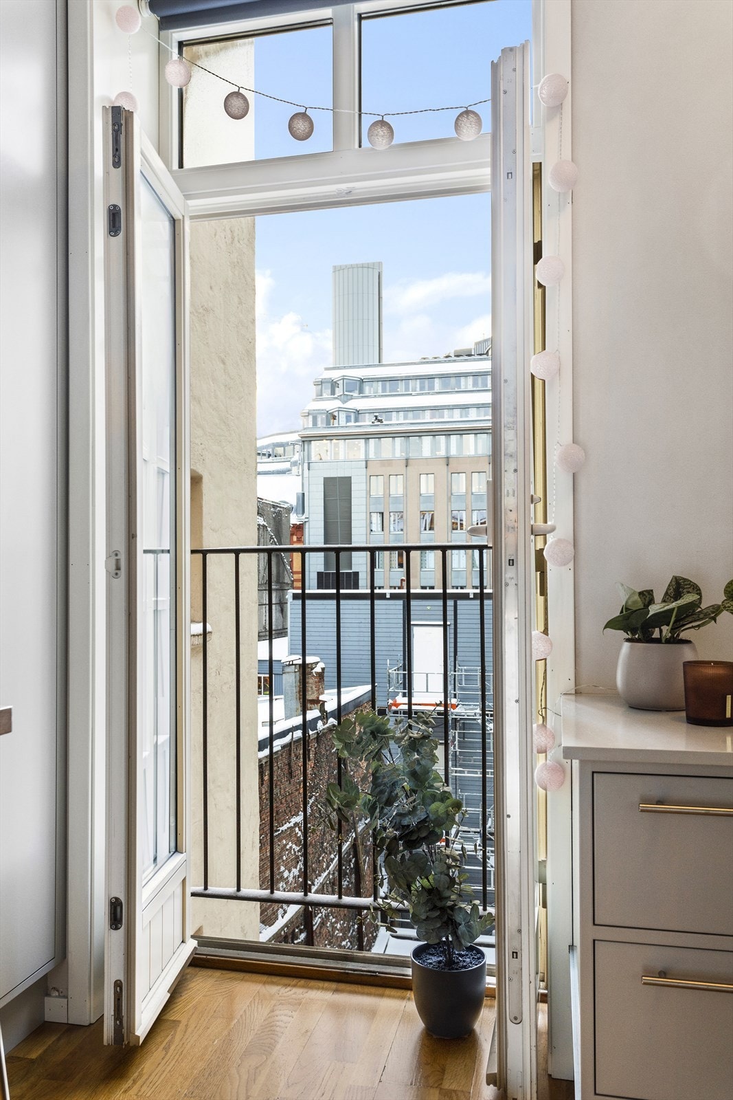 Den franske balkongen med 2-fløyet dør kan åpnes helt opp og gir et hyggelig preg på rommet. Galleribilde