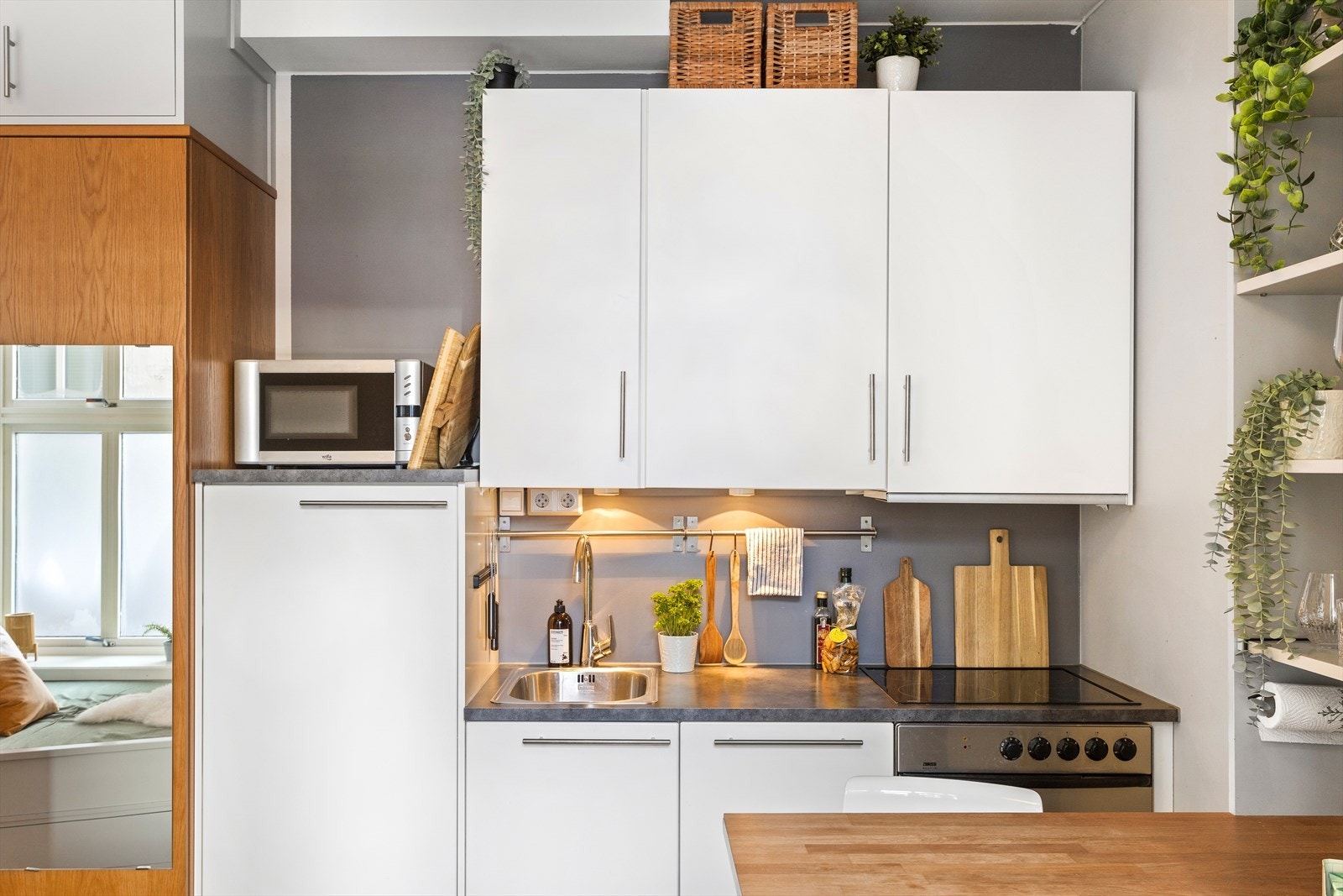 Av hvitevarer følger integrert stekeovn, kjeramisk platetopp, kjøleskap og oppvaskmaskin. Galleribilde