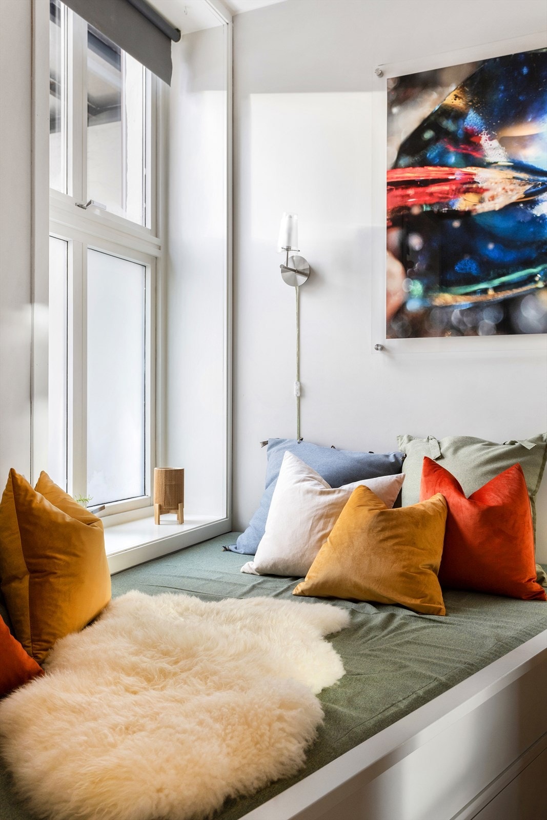 Store vinduer, dype karmer og god takhøyde (2,7m) gir rommet en lys og luftig atmosfære. Galleribilde