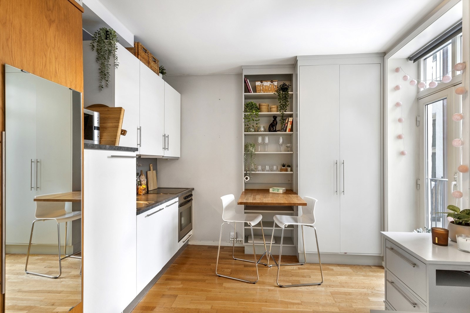 Beliggenheten er meget sentral og attraktiv, samtidig som den er noe tilbaketrukket like ved sentrumskjernen. Hele gården ble rehabilitert i 2004. Galleribilde