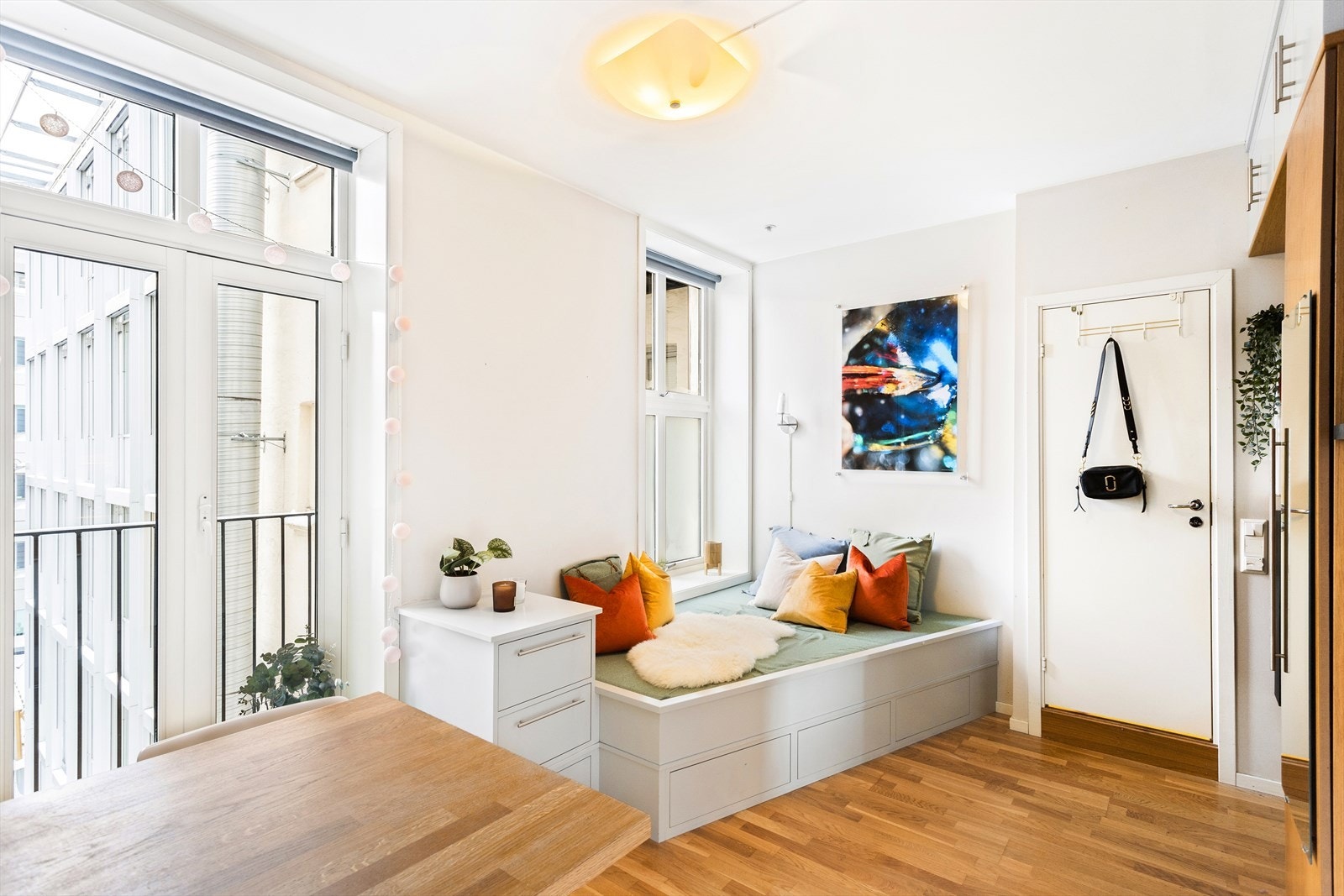 Oppholdsrommet ble oppgradert i 2014 med smarte løsninger plassbygget av møbelsnekker. Galleribilde